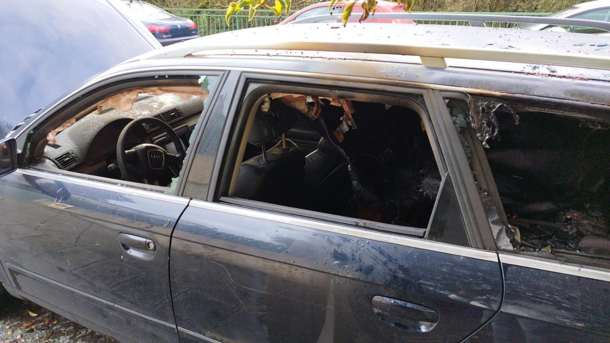 Coche incendiado en Ourense. Coche incendiado en Ourense.