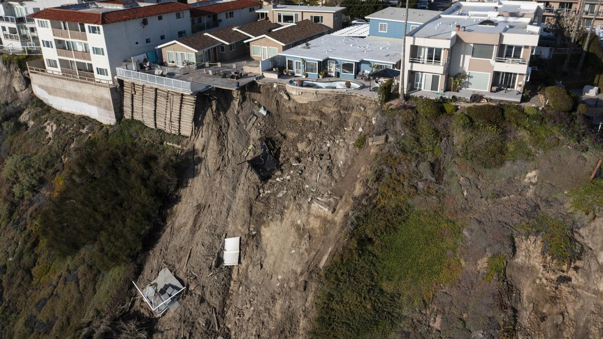 Imagen aérea de un deslizamiento de tierra en San Clemente, California. Imagen aérea de un deslizamiento de tierra en San Clemente, California.
