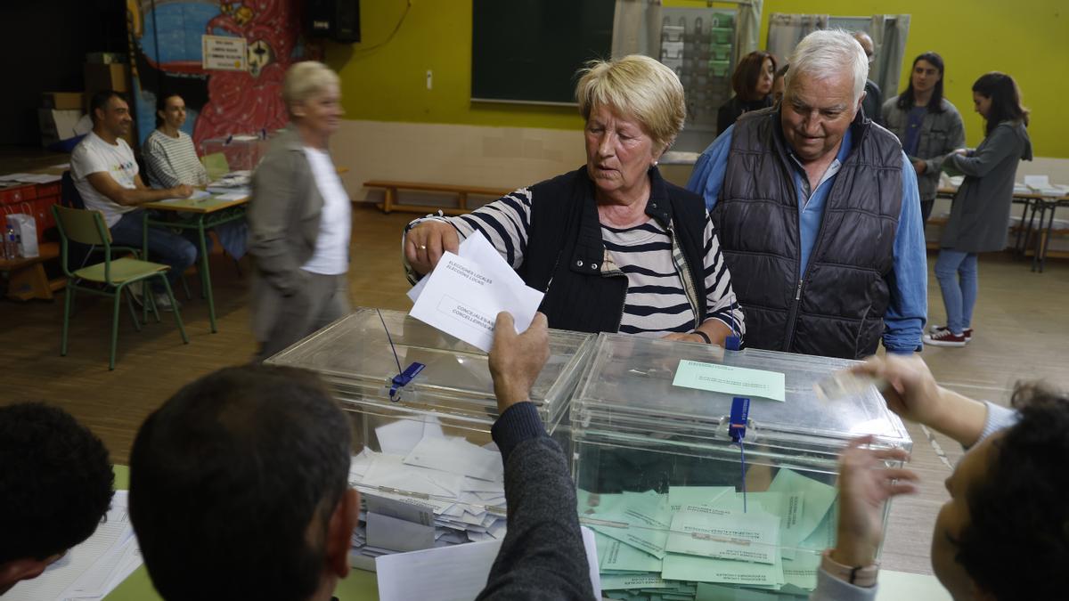 Una vecina de Bembrive vota en las elecciones a alcalde y alcalde pedáneo. Una vecina de Bembrive vota en las elecciones a alcalde y alcalde pedáneo.