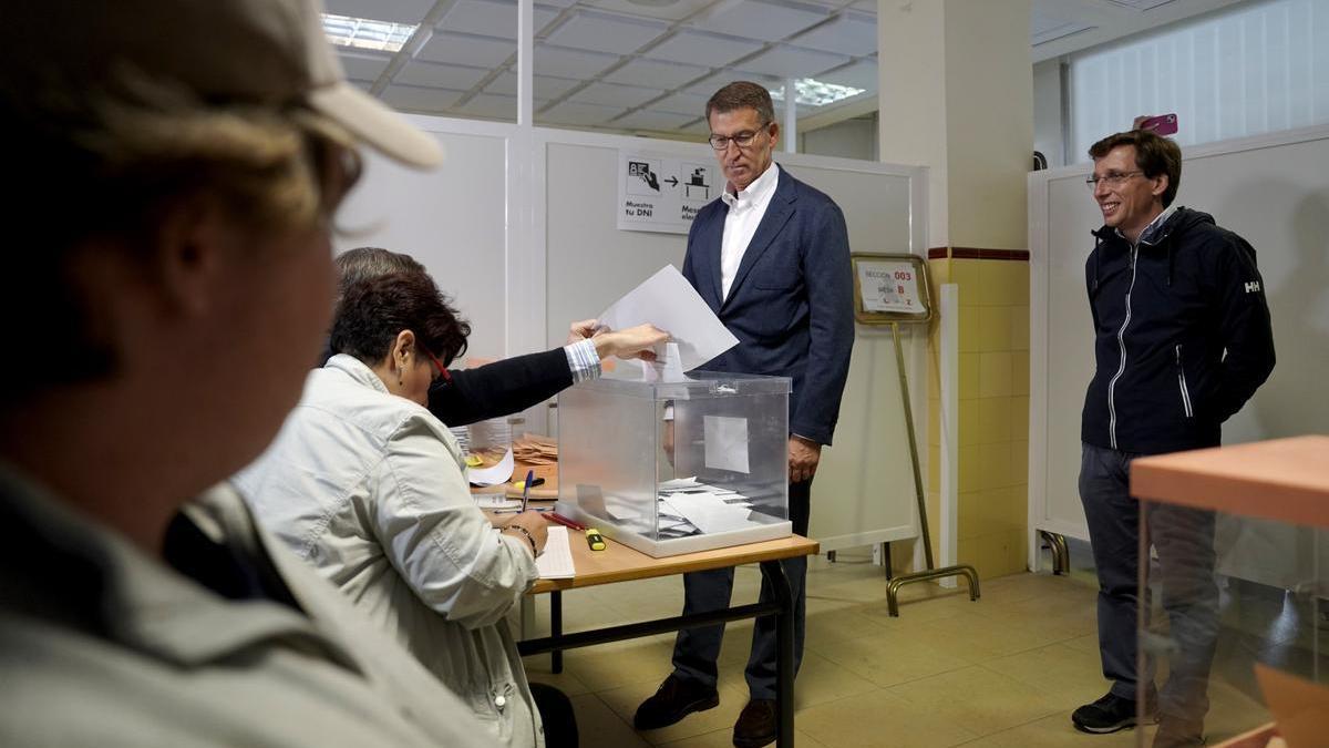 El líder del PP, Alberto Núñez Feijóo, vota en un colegio del centro de Madrid, acompañado del alcalde de Madrid, José Luis Martínez Almeida. El líder del PP, Alberto Núñez Feijóo, vota en un colegio del centro de Madrid, acompañado del alcalde de Madrid, José Luis Martínez Almeida.