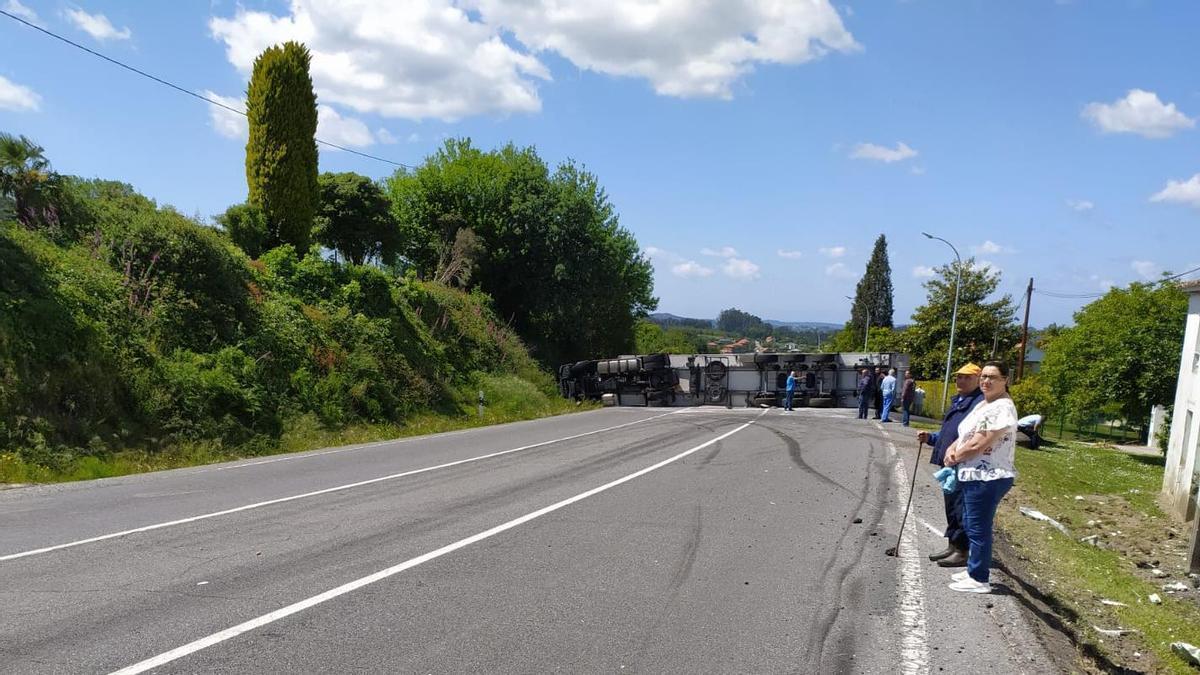 Vuelca un camión que transportaba agua y bloquea la Nacional 6 en Coirós Vuelca un camión que transportaba agua y bloquea la Nacional 6 en Coirós
