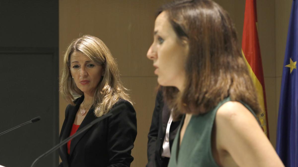 La vicepresidenta Yolanda Díaz, líder de Sumar, con la ministra Ione Belarra, secretaria general de Podemos. La vicepresidenta Yolanda Díaz, líder de Sumar, con la ministra Ione Belarra, secretaria general de Podemos.