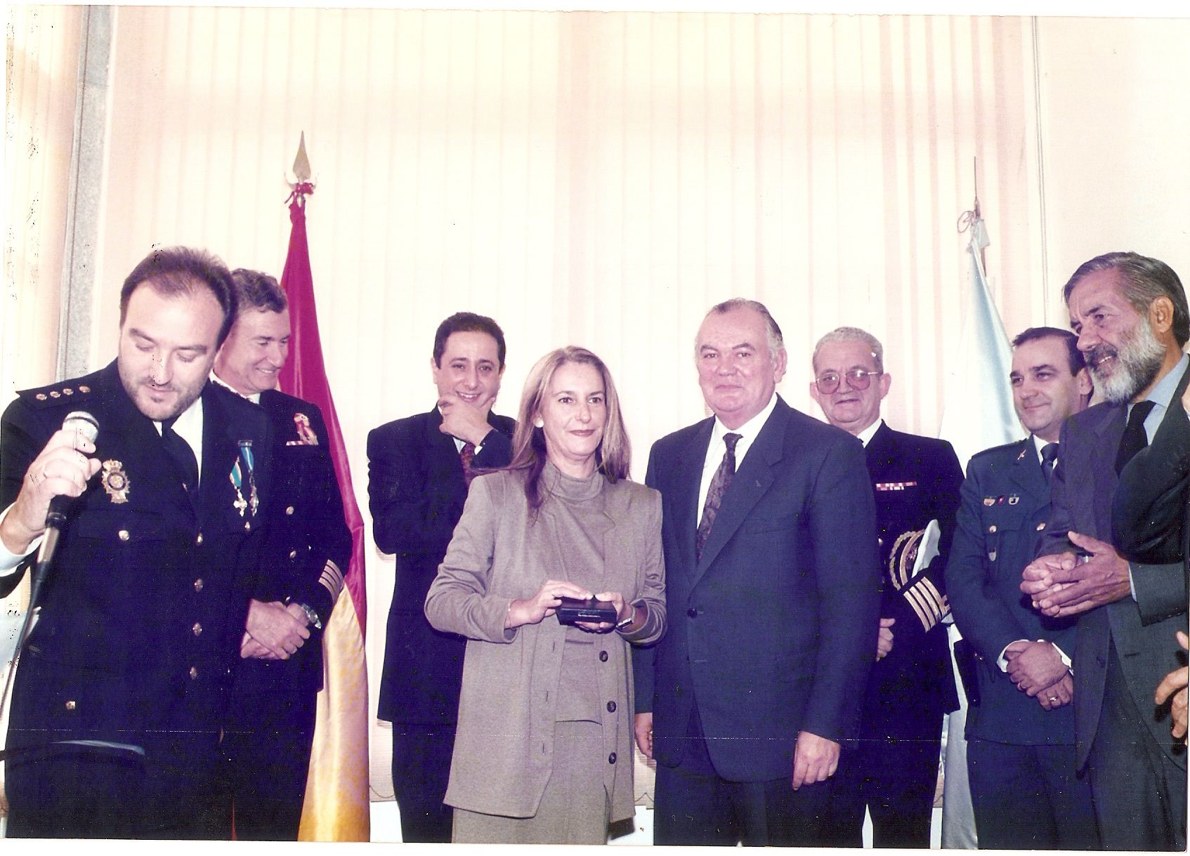Entrega de la medalla de reconocimiento el 2 de octubre de 1993 por parte del Ministerio del Interior.