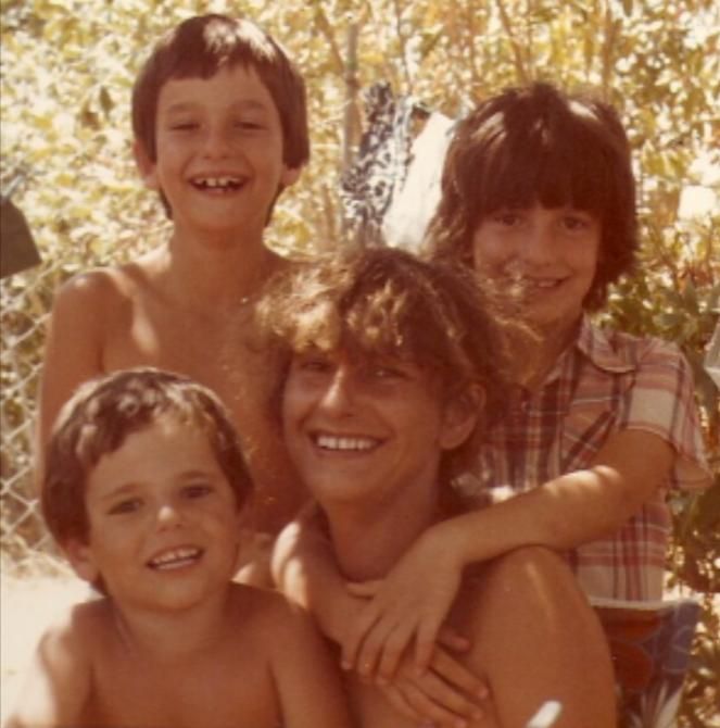 Alicia en una foto de1980 foto con sus tres hijos
