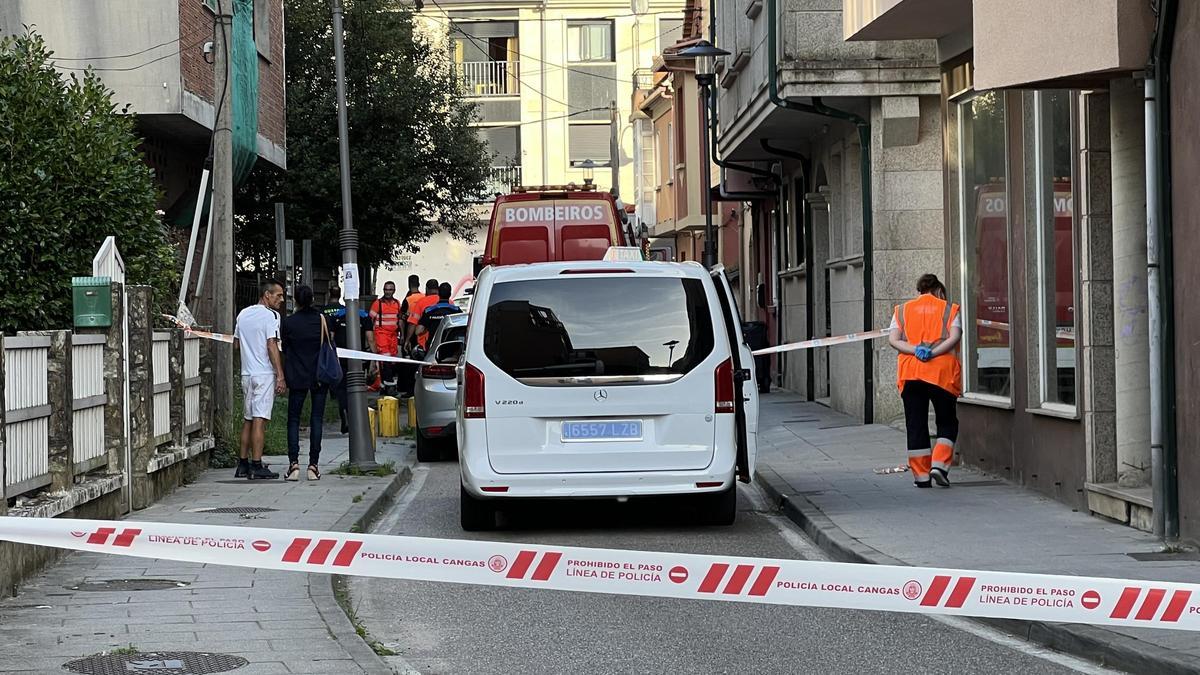 Efectivos policiales y judiciales permanecen en el edificio de Longán y la calle está vallada Efectivos policiales y judiciales permanecen en el edificio de Longán y la calle está vallada
