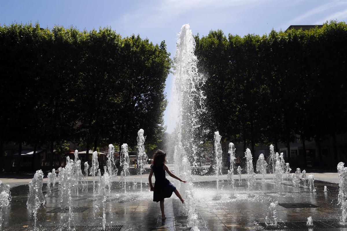 Una niña se refresca en una fuente de Montpellier, Francia. EFE : GUILLAUME HORCAJUELO