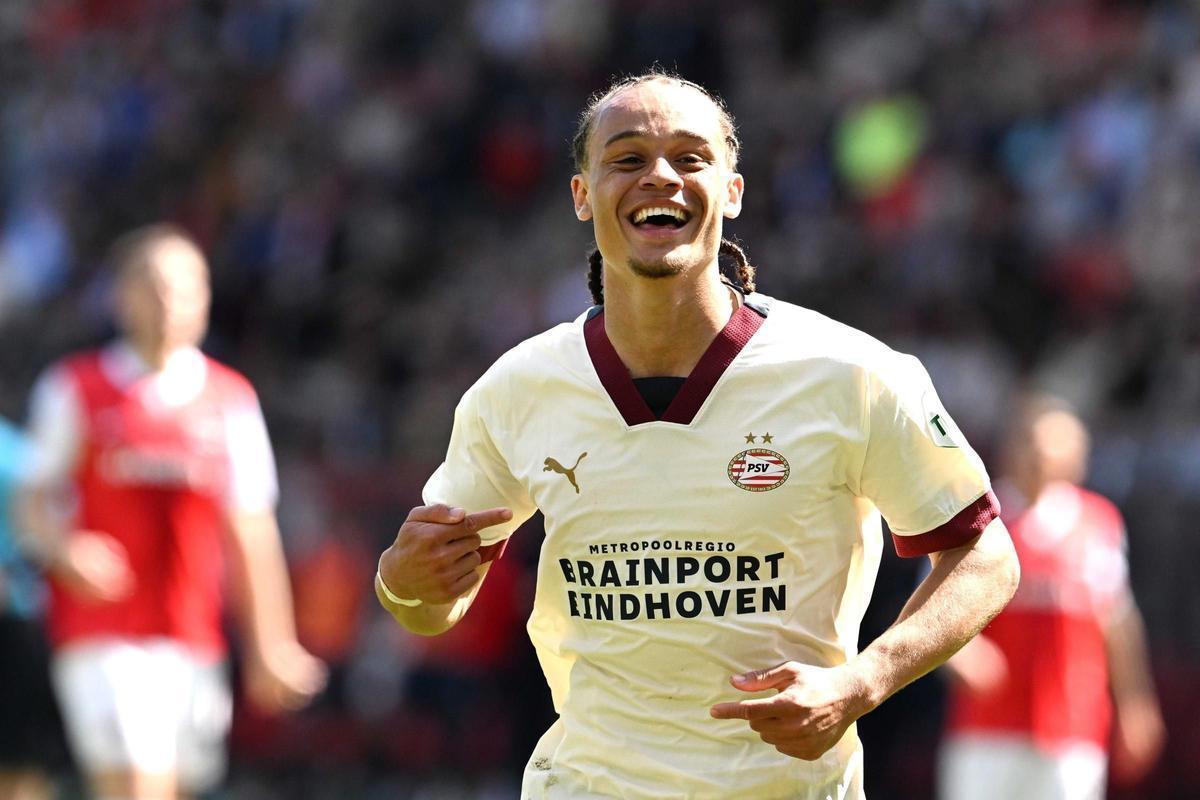 Xavi Simons celebra un gol durante un partido de la Eredivise con el PSV.