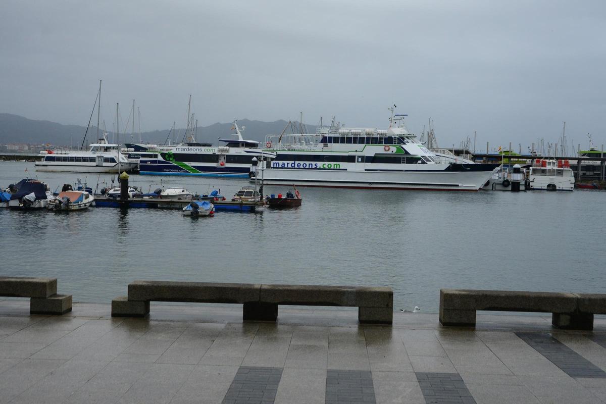 Barcos del servicio de ría amarrados, ayer, en el puerto de Cangas.