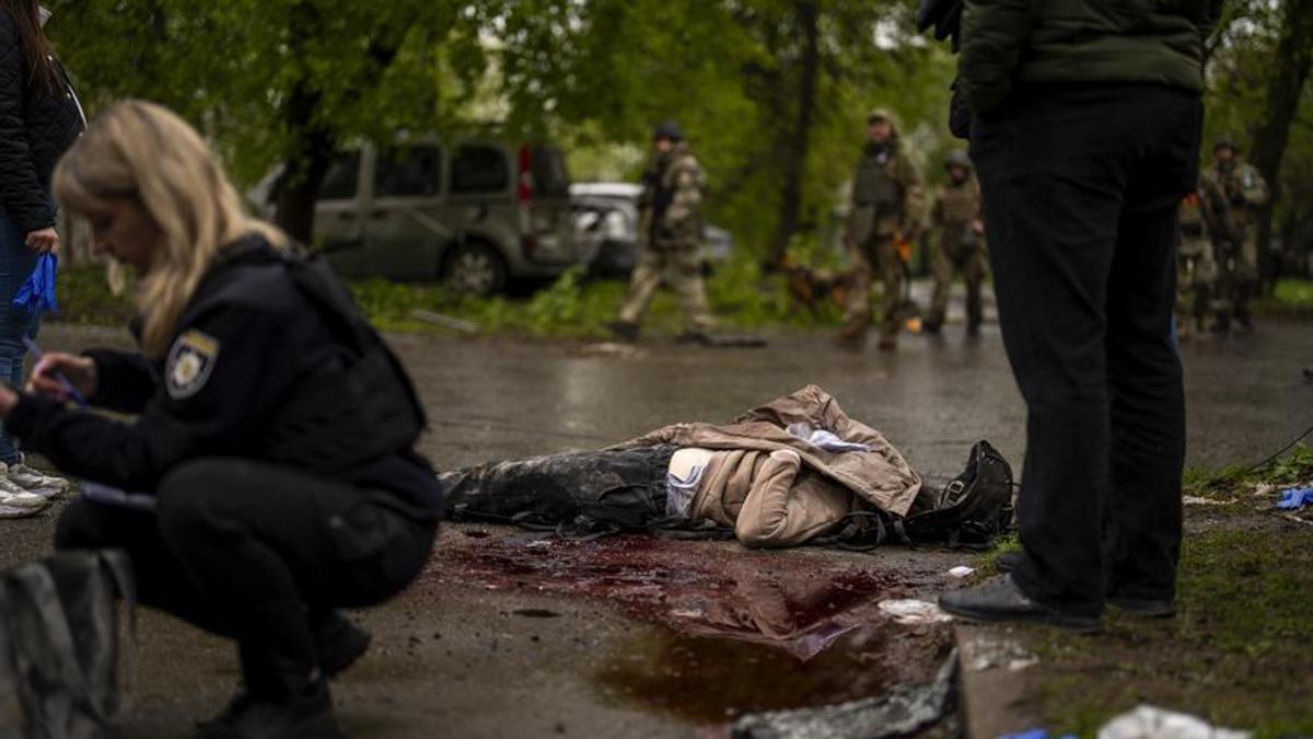 El cuerpo sin vida de una mujer muerta en un bombardeo ruso de Chernihiv, Ucrania, 17 de abril de 2024.