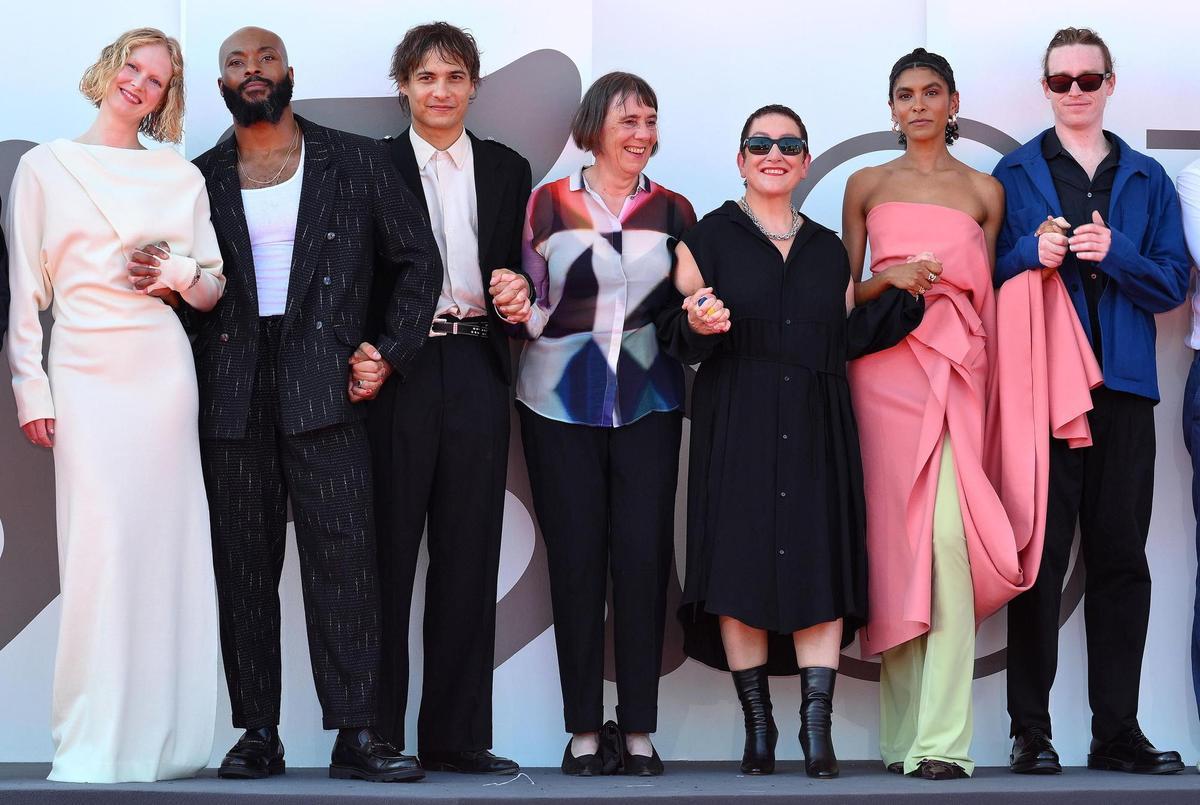 Rosy McEwen, Arinze Kene, Frank Dillane, Rebecca O'Brien, Athina Rachel Tsangari, Thalissa Teixeira y Caleb Landry Jones en el estreno de 'Harvest'.