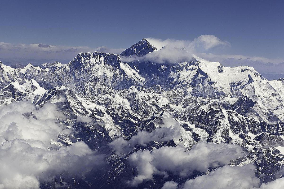 El Everest y el panorama que le rodea