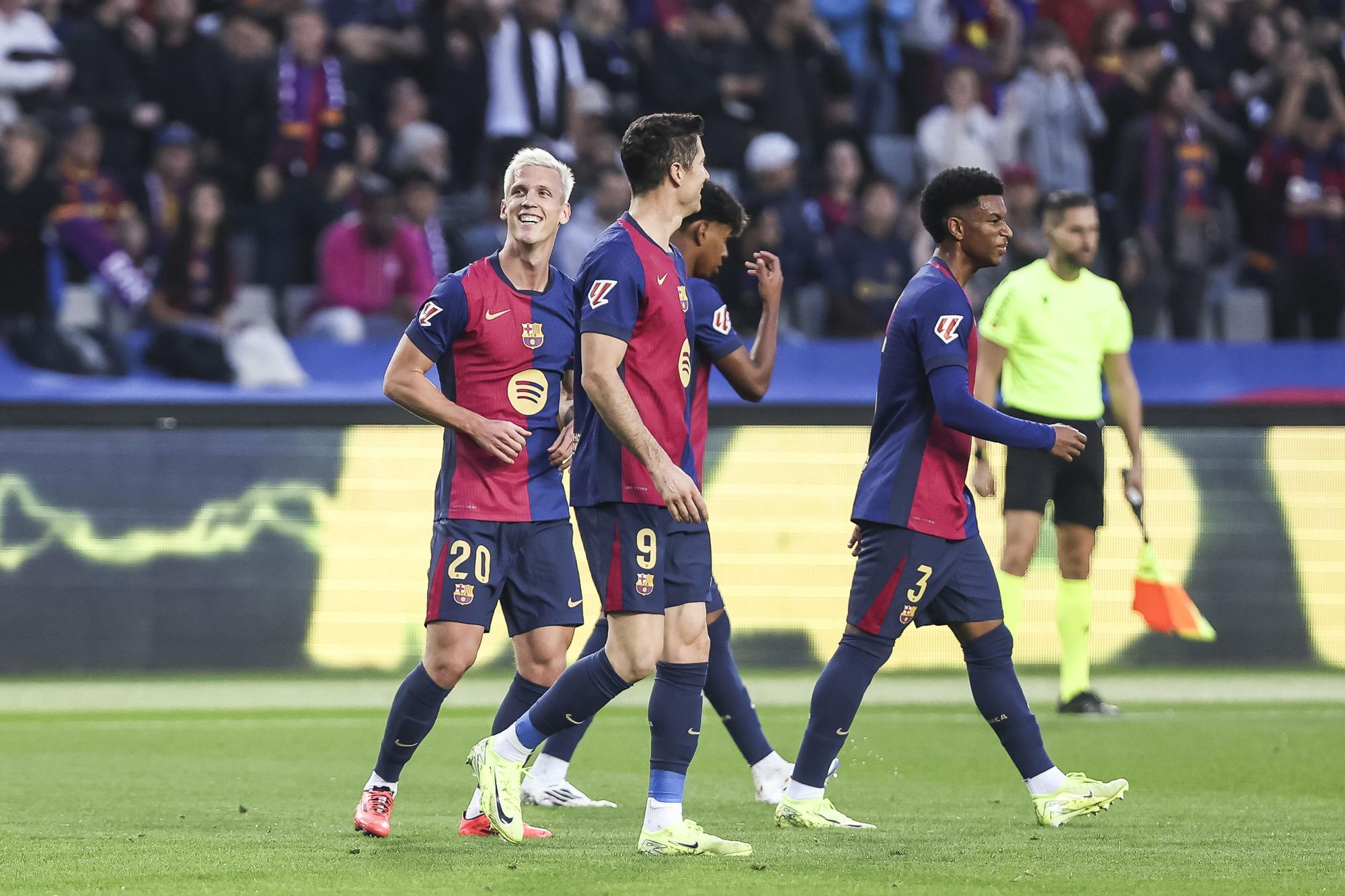 Dani Olmo celebra uno de sus goles en el Barcelona-Espanyol