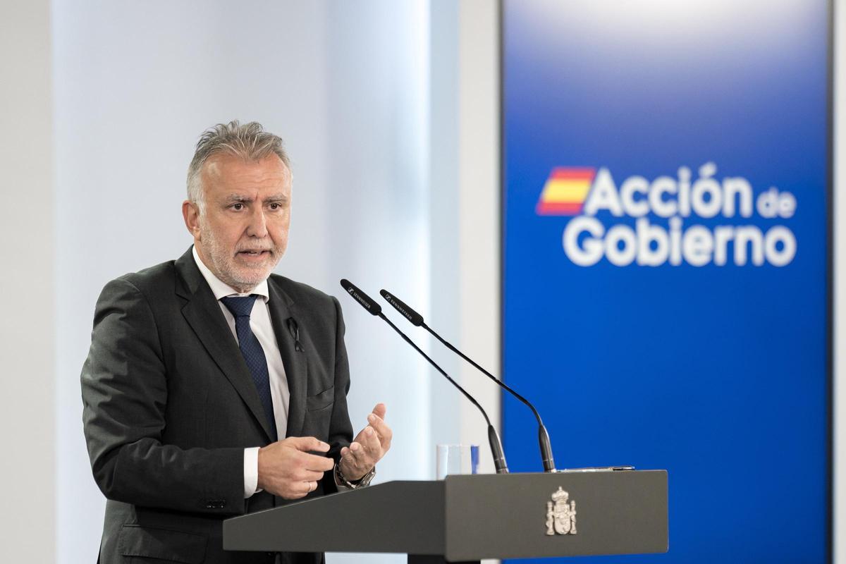 El ministro de Política Territorial y Memoria Democrática, Ángel Víctor Torres, durante una rueda de prensa, en el Palacio de la Moncloa.