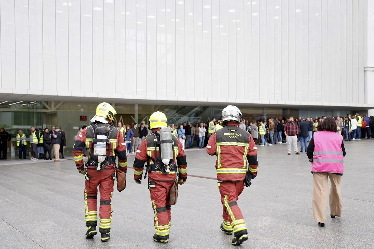 Bomberos en un simulacro en la Ciudad de la Justicia