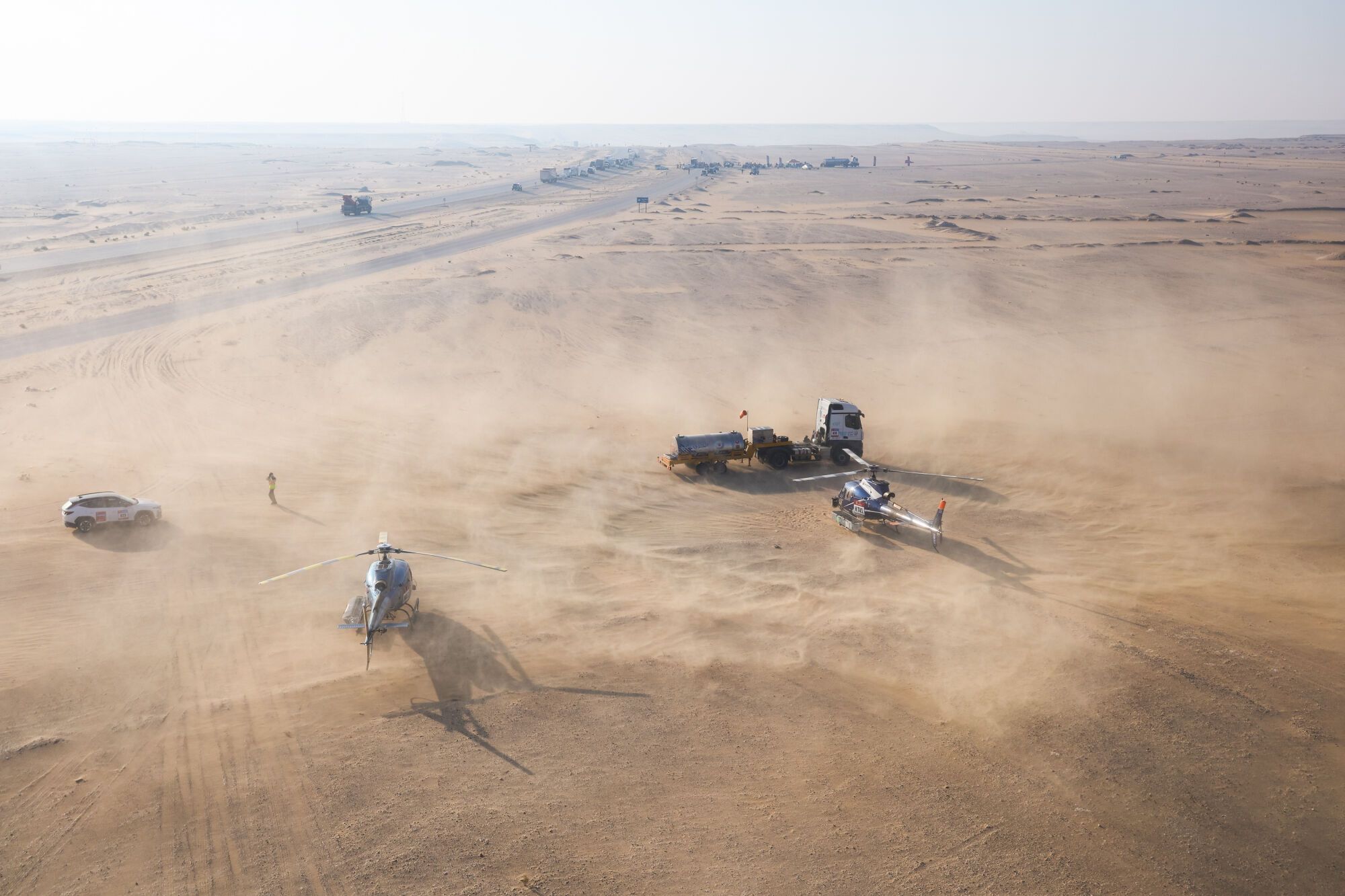 Helicopter refueling point during the Stage 10 of the Dakar 2025 on January 15, 2025 between Haradh and Subaytah, Saudi Arabia - Photo Florent Gooden / DPPI AFP7 15/01/2025 ONLY FOR USE IN SPAIN. FLORENT GOODEN / DPPI Media / AFP7 / Europa Press;Auto;DAKAR;Motorsport;rally;RALLY-RAID;SAUDI ARABIA;DAKAR 2025 - STAGE 10;