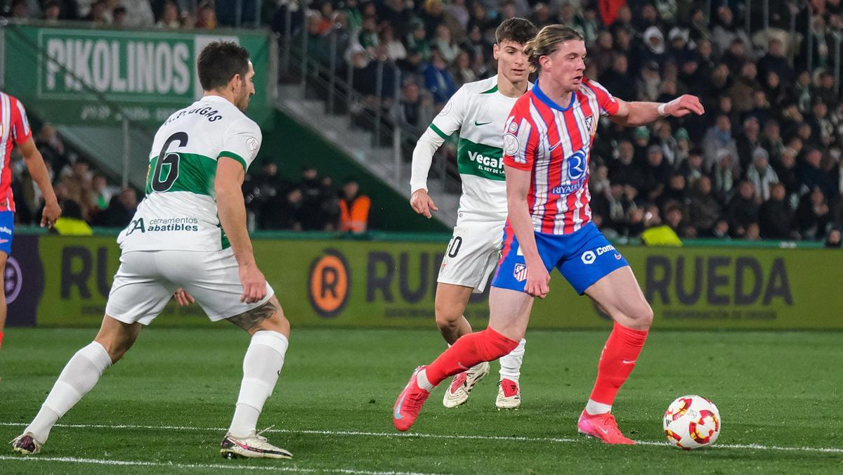Gallagher y Bigas, en un momento del Elche-Atlético.