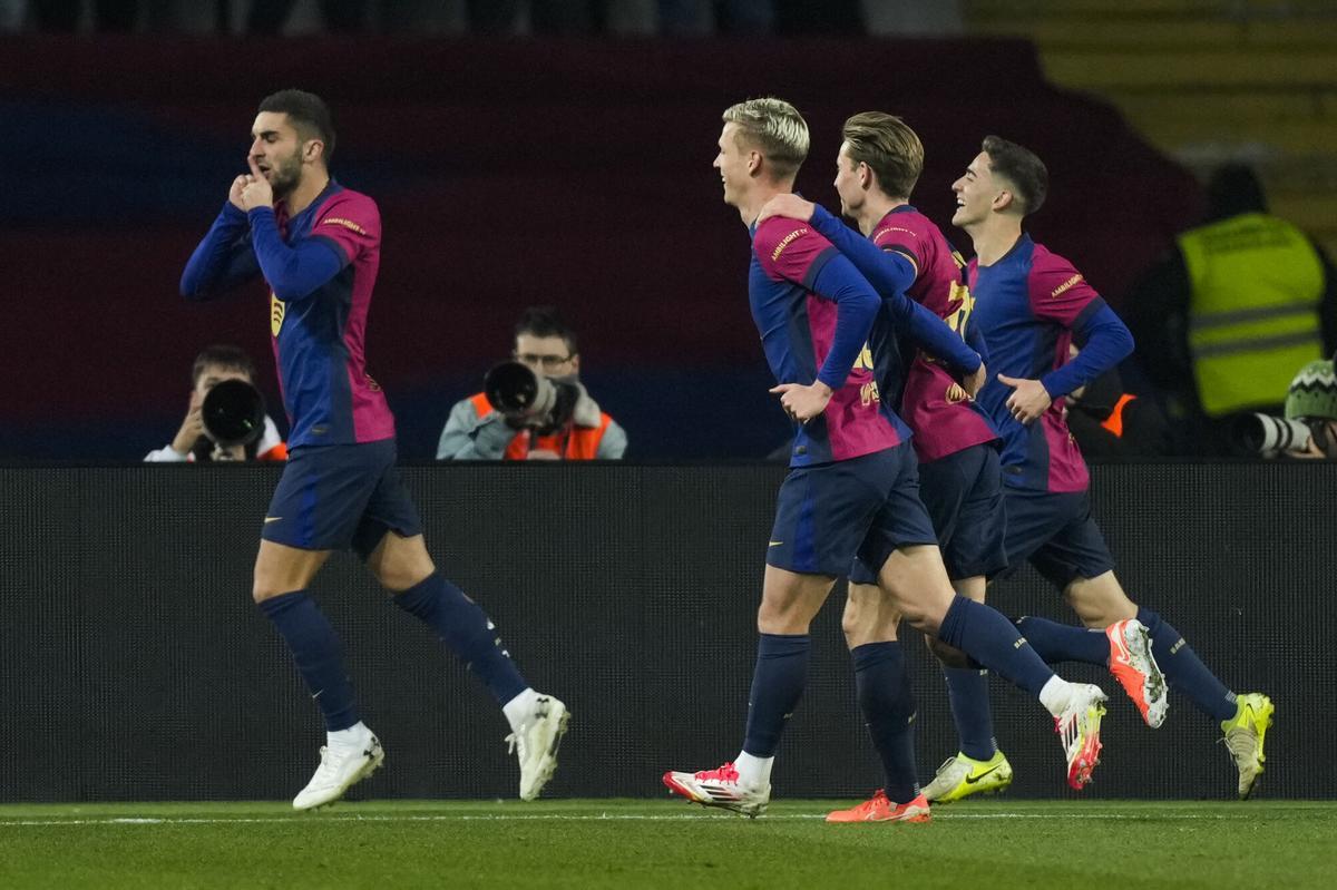 BARCELONA, 15/01/2025.- El delantero del Barcelona Ferrán Torres (i) celebra tras marcar el cuarto gol ante el Betis, durante el partido de los octavos de final de la Copa del Rey que FC Barcelona y Real Betis disputan este miércoles en el Estadio Olímpico Lluis Companys. EFE/Enric Fontcuberta