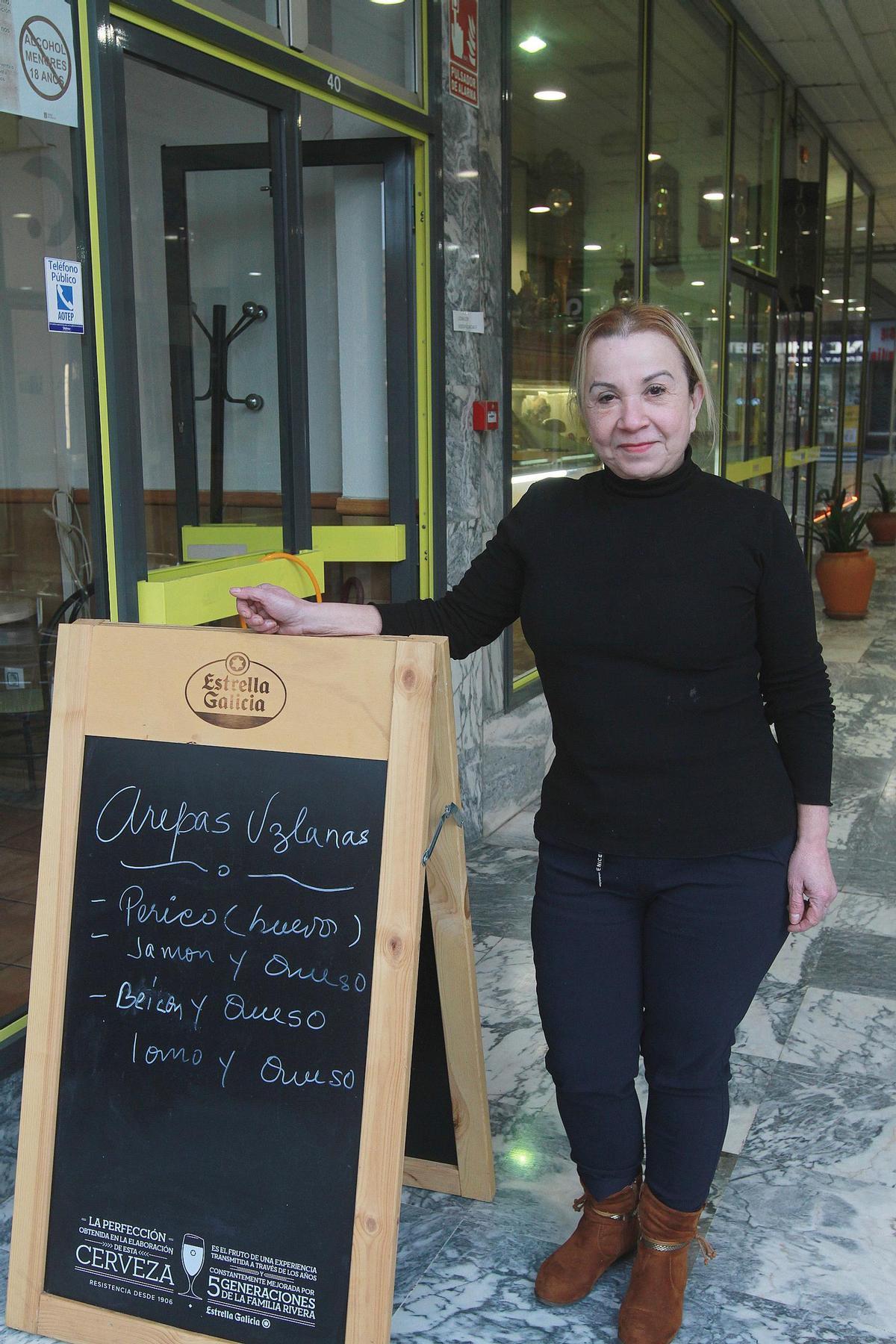 La venezolana Aixa Gulín en la entrada de Galerías Sol donde regenta dede hace días Galerías Charly
