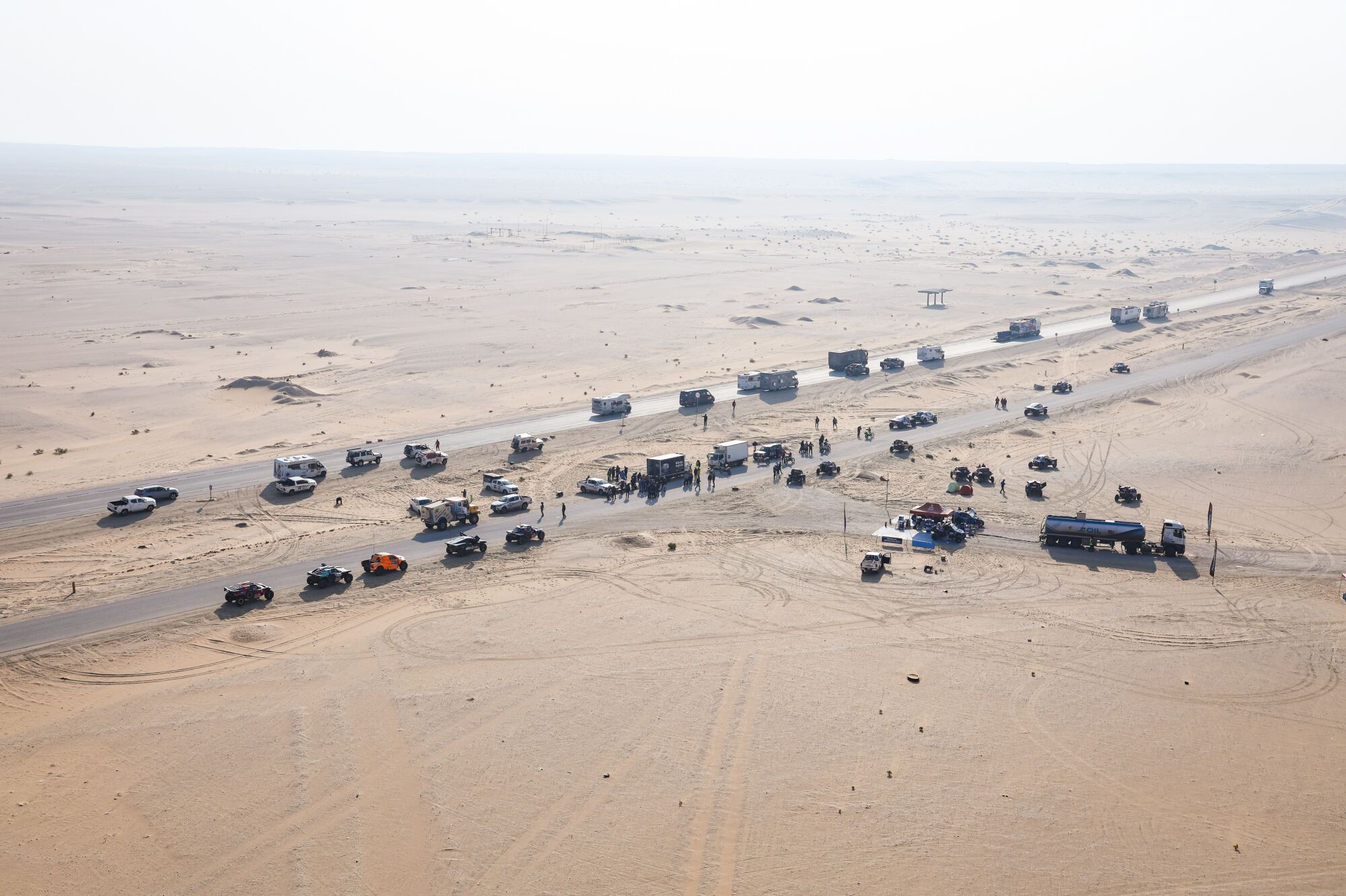 Refueling point during the Stage 10 of the Dakar 2025 on January 15, 2025 between Haradh and Subaytah, Saudi Arabia - Photo Florent Gooden / DPPI AFP7 15/01/2025 ONLY FOR USE IN SPAIN. FLORENT GOODEN / DPPI Media / AFP7 / Europa Press;Auto;DAKAR;Motorsport;rally;RALLY-RAID;SAUDI ARABIA;DAKAR 2025 - STAGE 10;