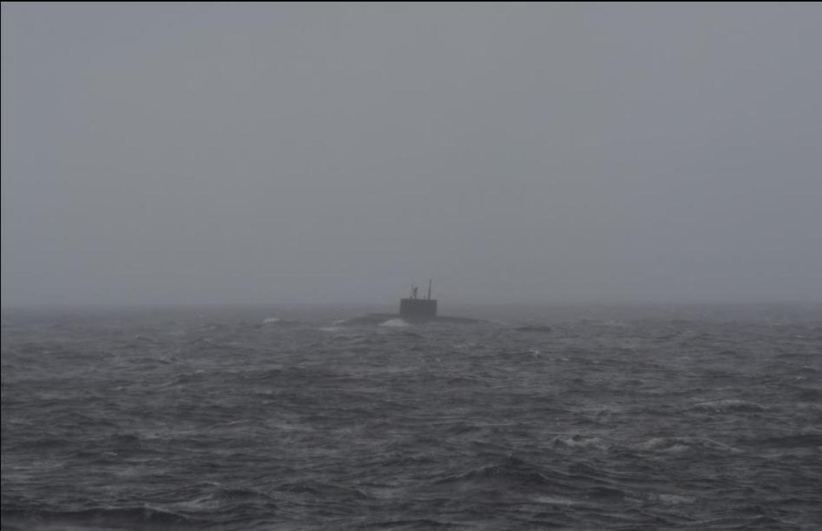 El submarino ruso Novorossysk, en superficie en aguas de interés de España