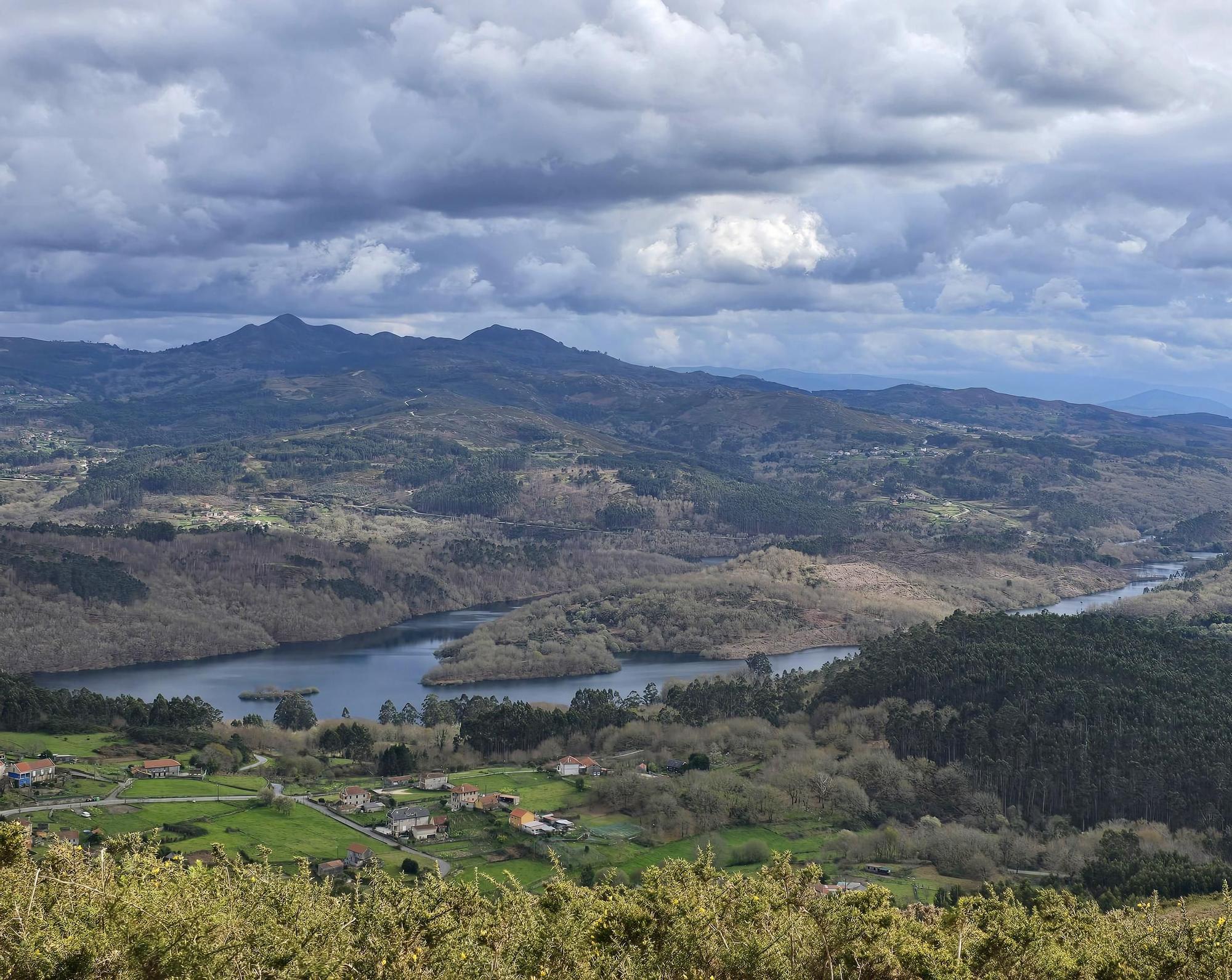 El embalse de Eiras lleno hasta su límite