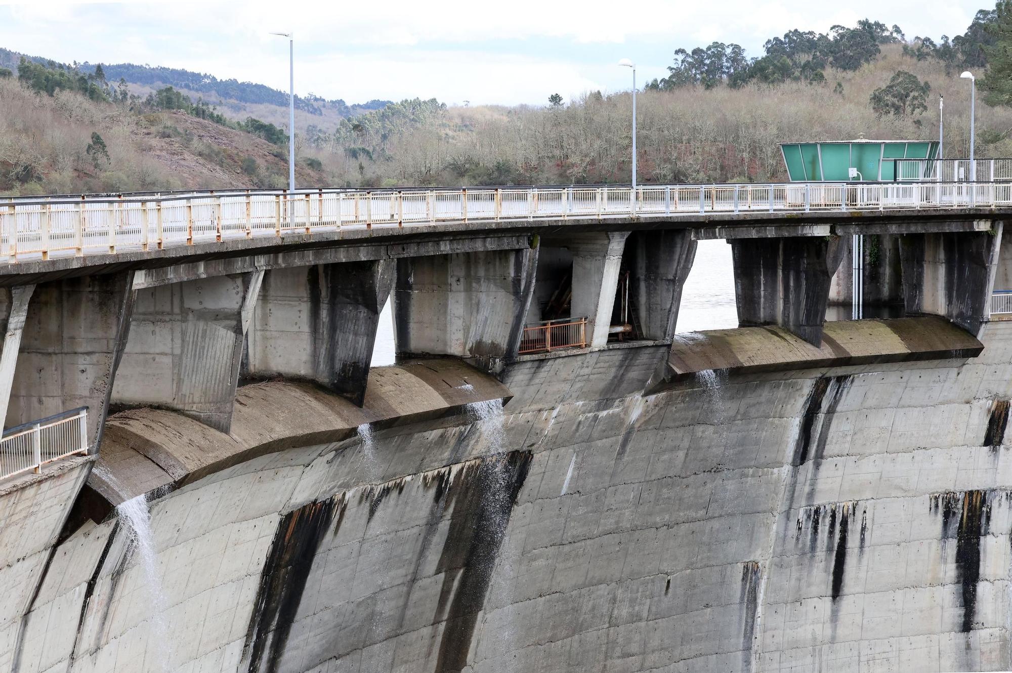 El embalse de Eiras lleno hasta su límite