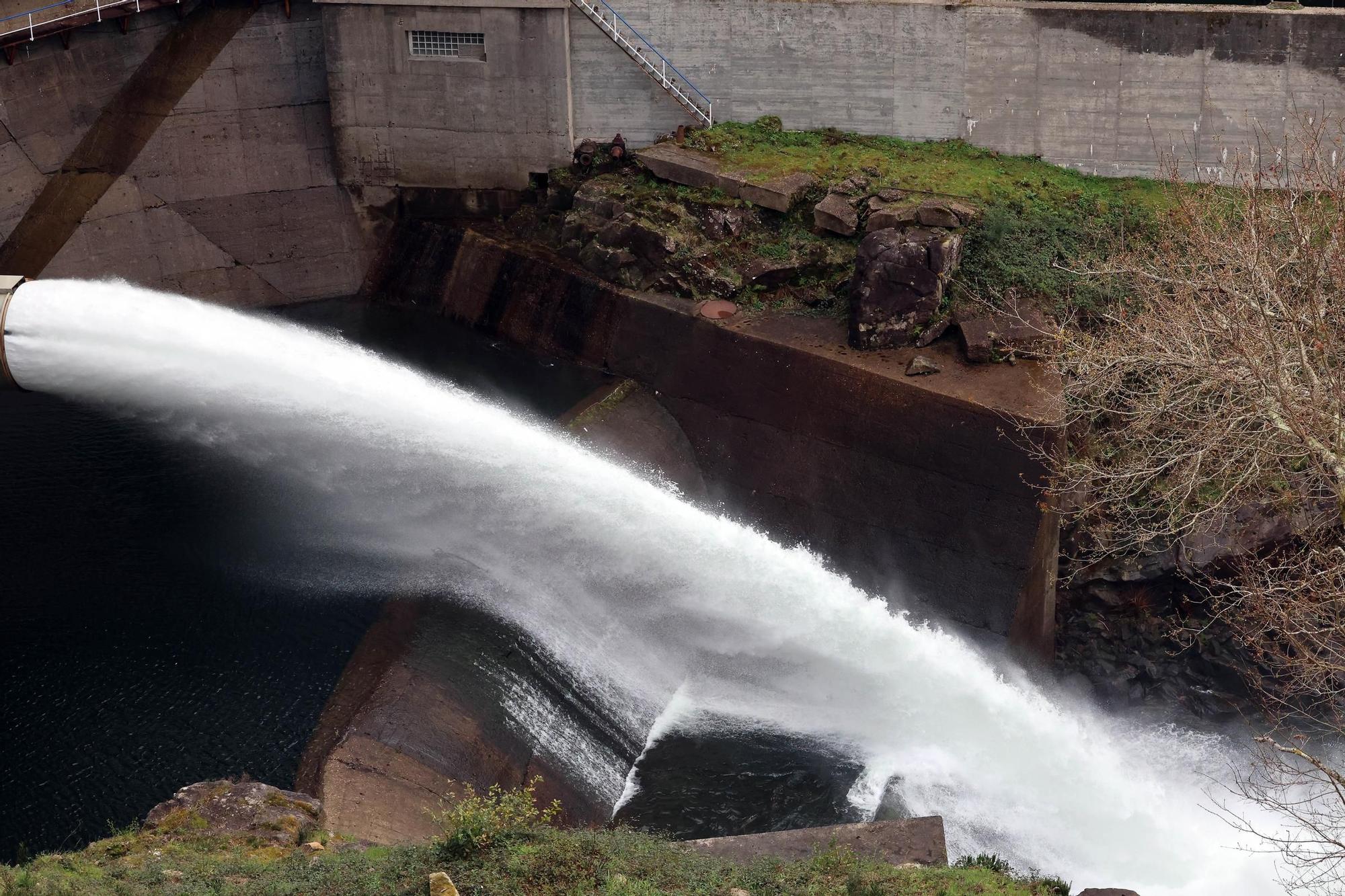 El embalse de Eiras lleno hasta su límite