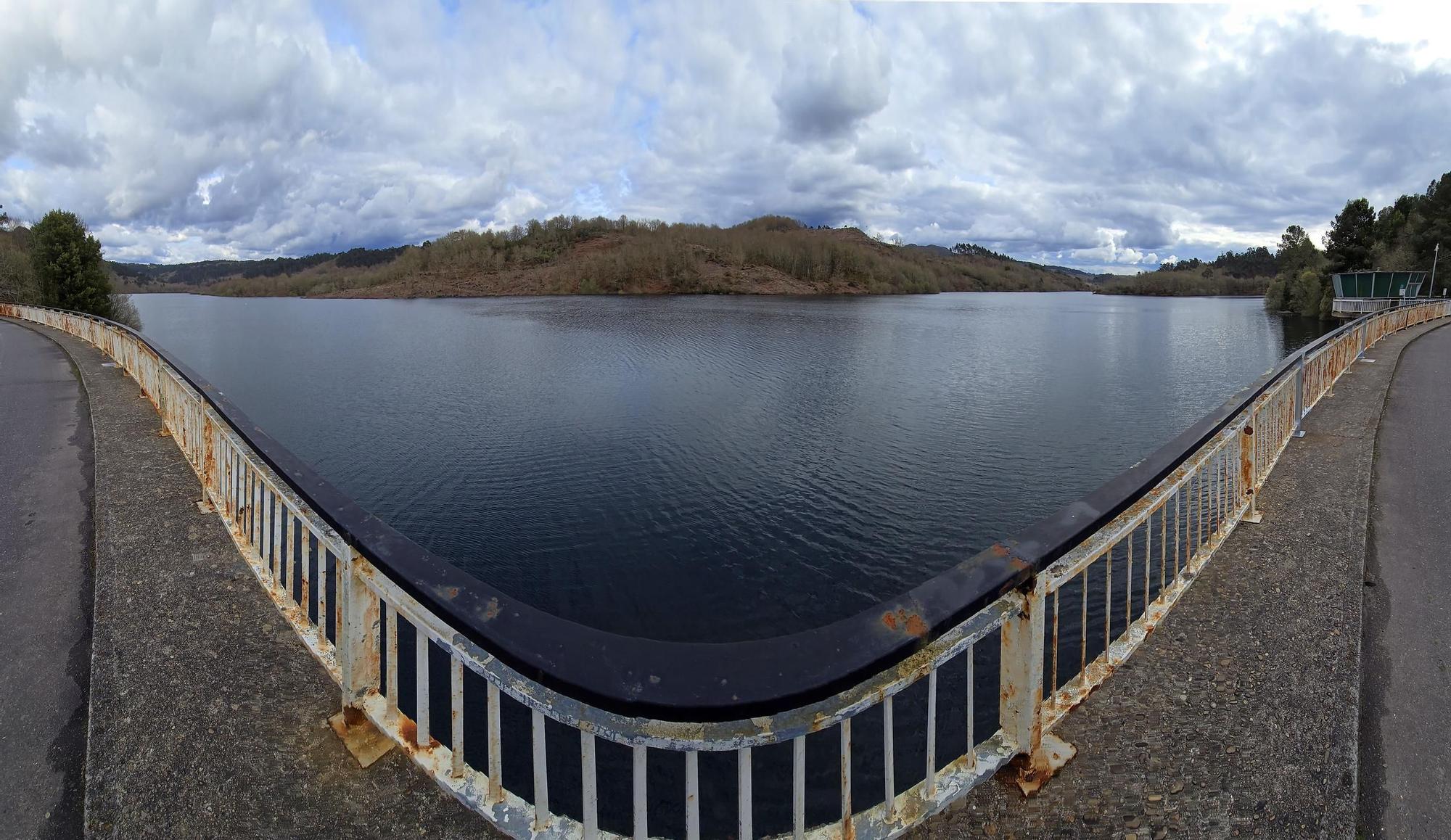 El embalse de Eiras lleno hasta su límite