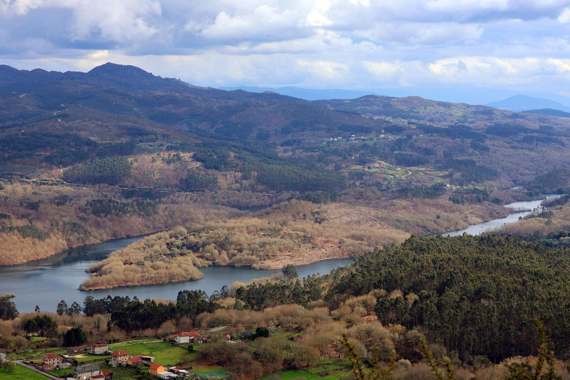 El embalse de Eiras lleno hasta su límite
