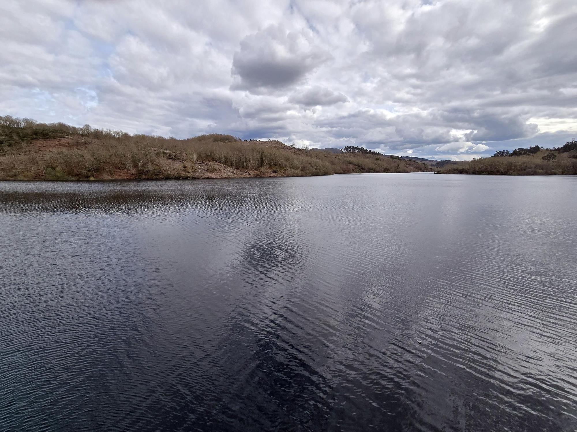 El embalse de Eiras lleno hasta su límite