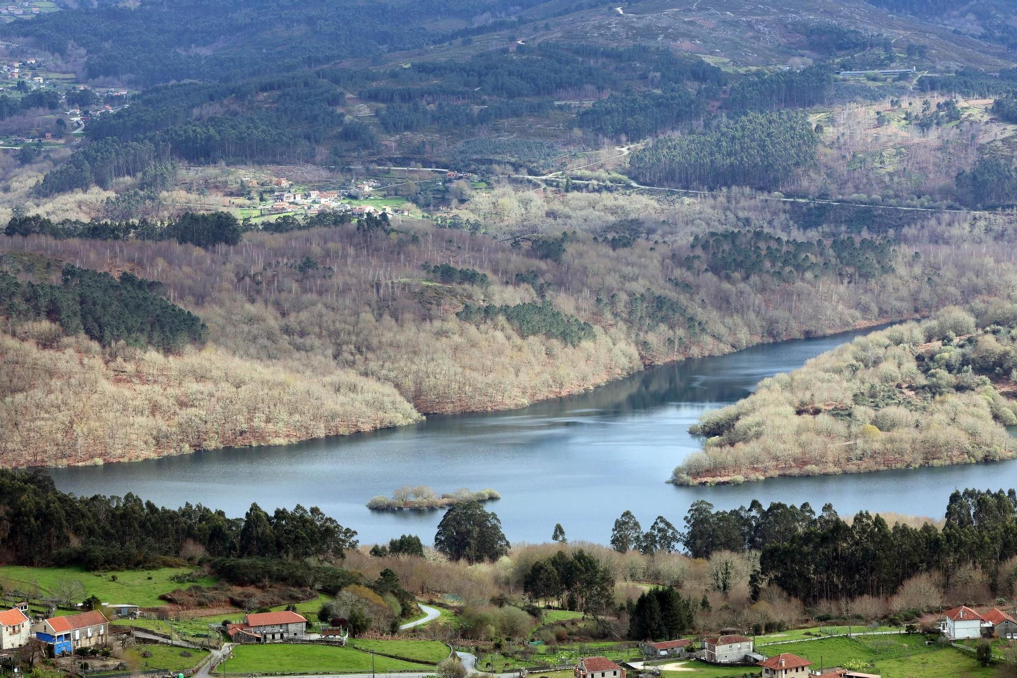 El embalse de Eiras lleno hasta su límite