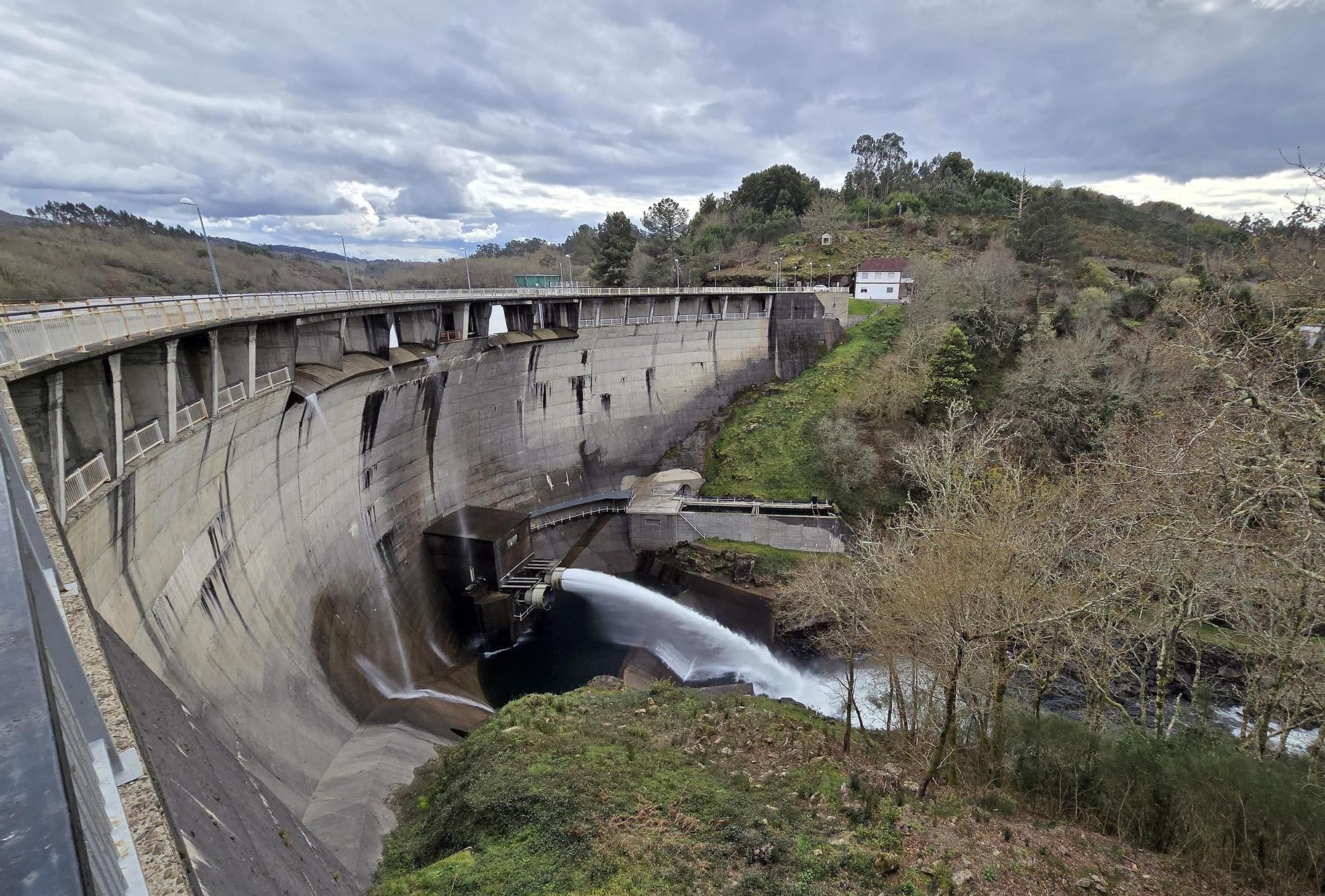 El embalse de Eiras lleno hasta su límite
