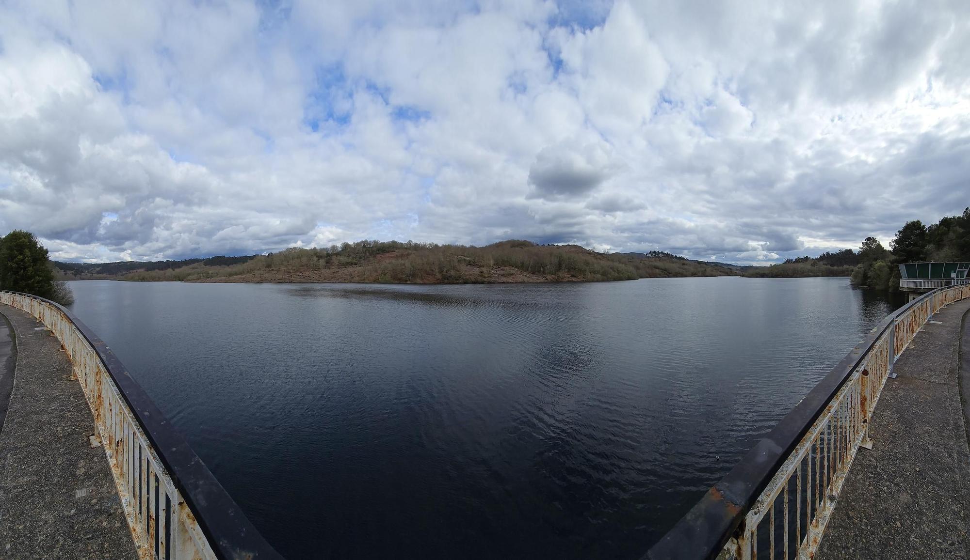 El embalse de Eiras lleno hasta su límite