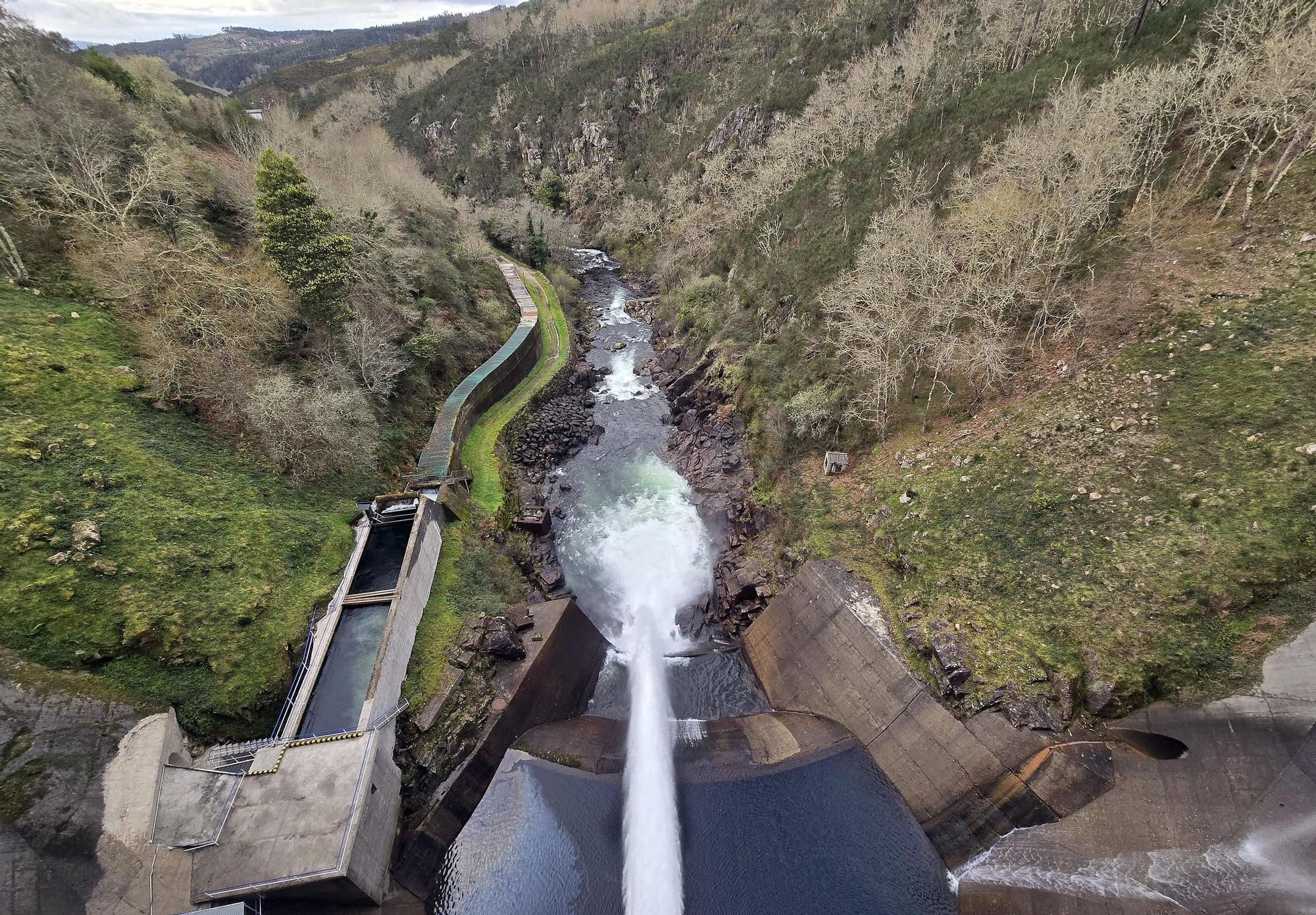 El embalse de Eiras lleno hasta su límite