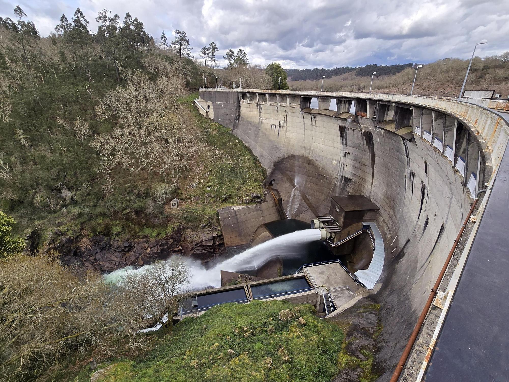 El embalse de Eiras lleno hasta su límite