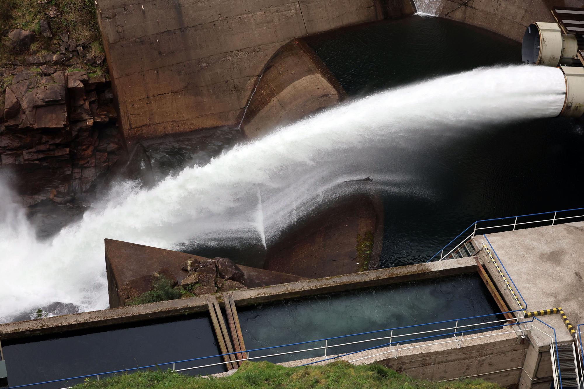 El embalse de Eiras lleno hasta su límite