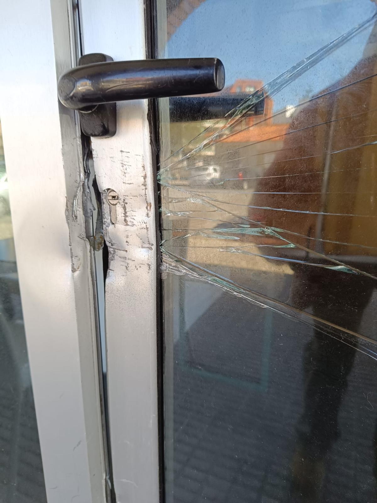 La puerta forzada para acceder al interior del mercado de abastos.