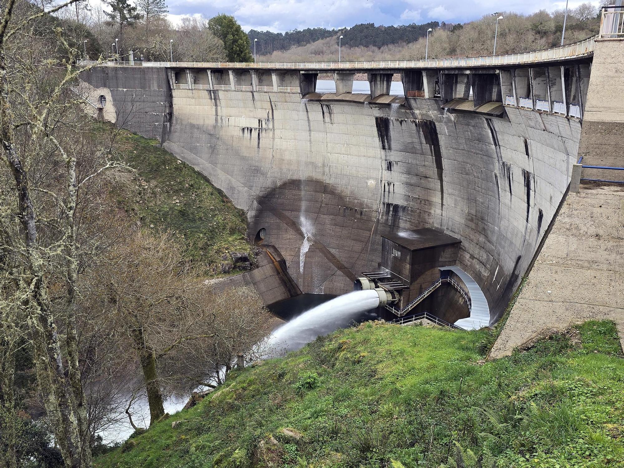 El embalse de Eiras lleno hasta su límite