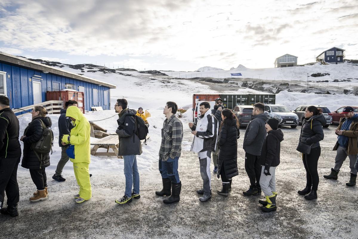 Nuuk (Greenland), 11/03/2025.- People line up to vote during the parliamentary election at the Godthaabshallen sports hall, in Nuuk, Greenland, 11 March 2025. Greenland residents will vote on 11 March to elect 31 members to the Inatsisartut, the Greenlandic parliament, with six parties contesting. (Elecciones, Groenlandia) EFE/EPA/MADS CLAUS RASMUSSEN DENMARK OUT. DENMARK OUT