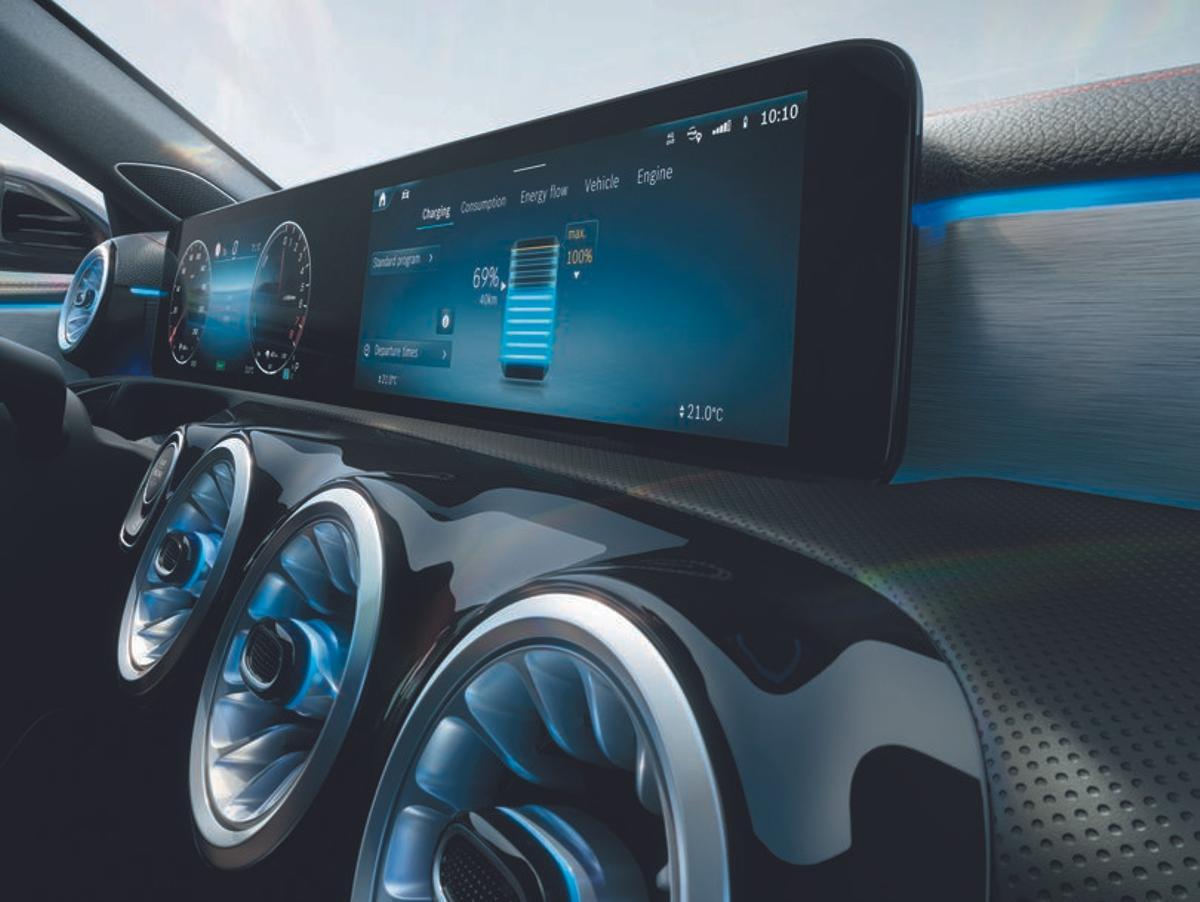 El Mercedes-Benz CLA es una berlina de cuatro puertas y cinco plazas con una autonomía eléctrica de 72 Kms.