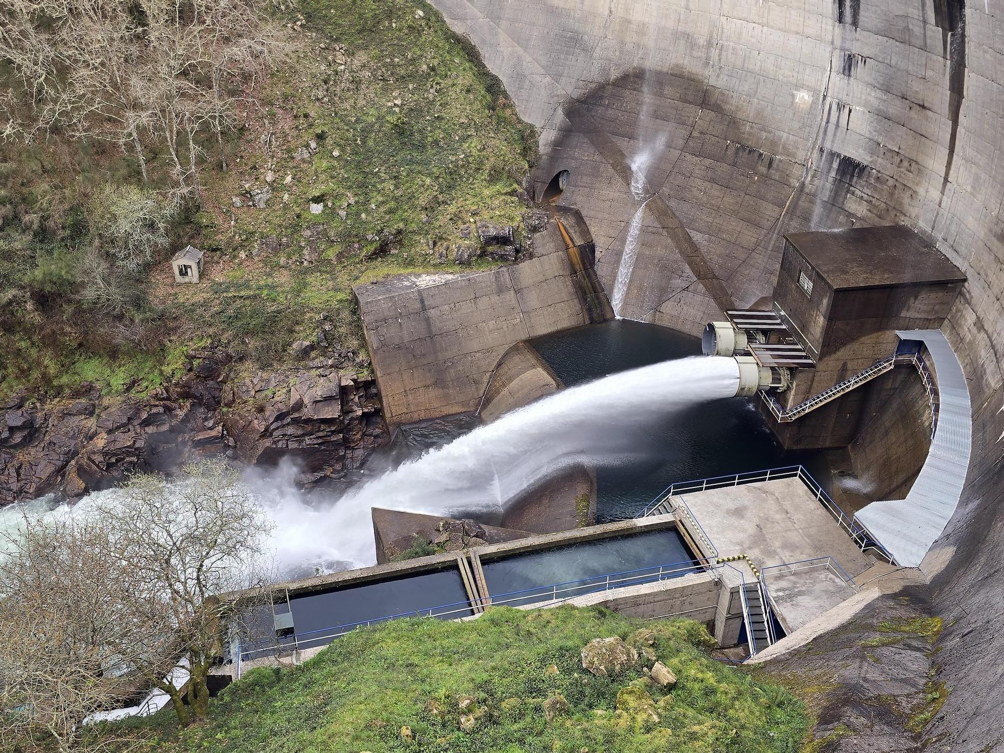 El embalse de Eiras lleno hasta su límite