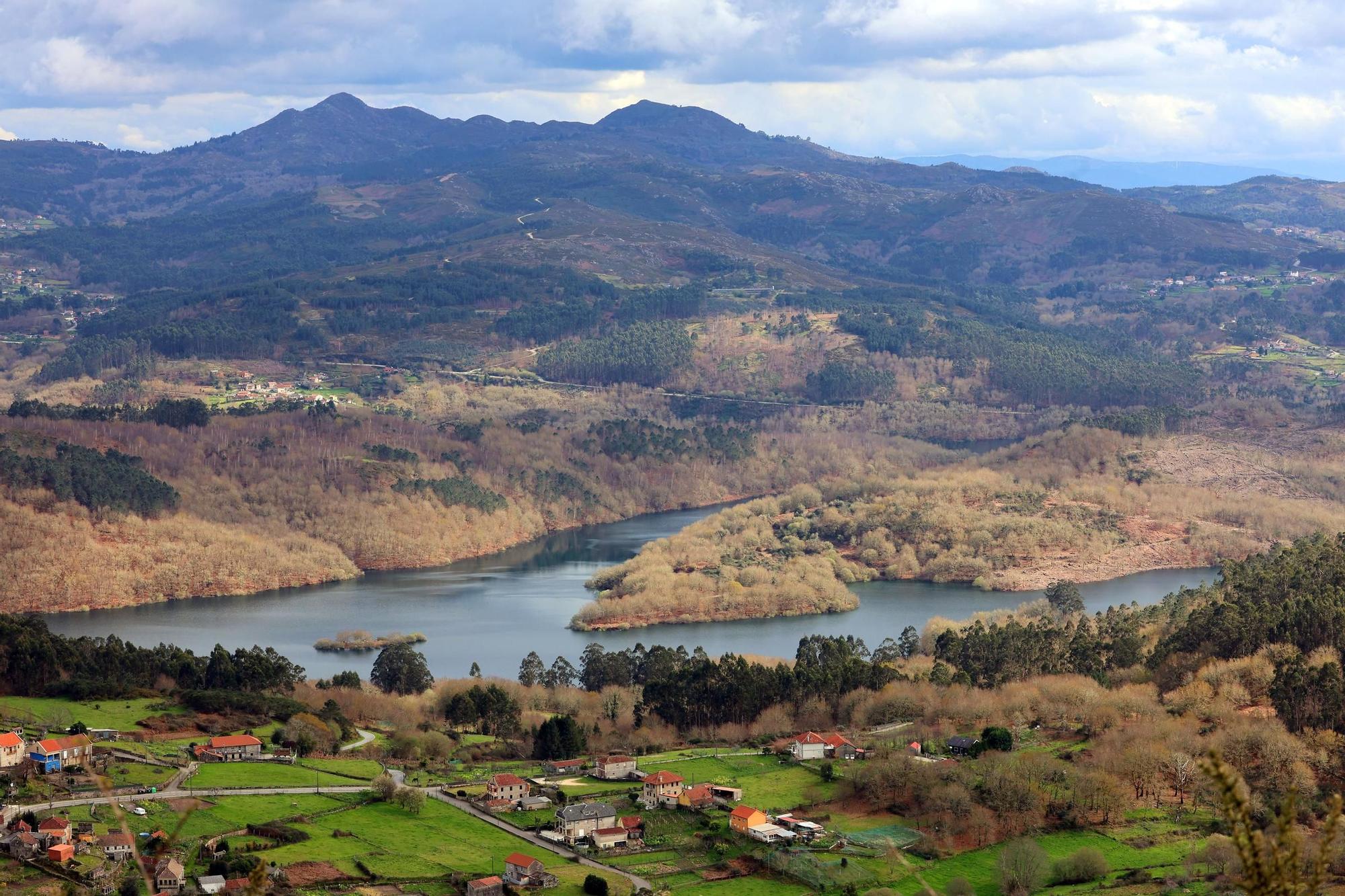 El embalse de Eiras lleno hasta su límite