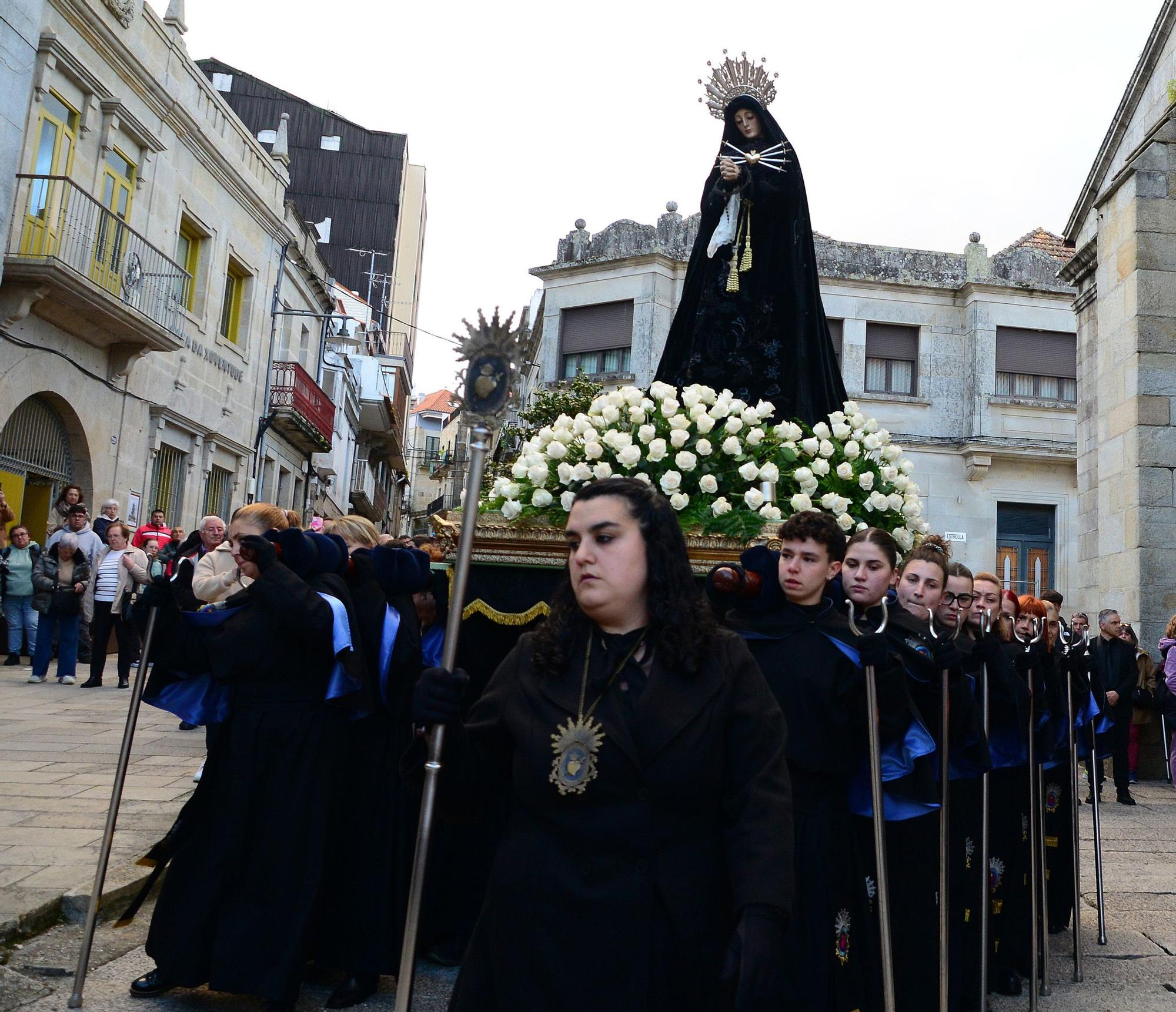 La procesión de la Soledad de María de Cangas venció a la lluvia