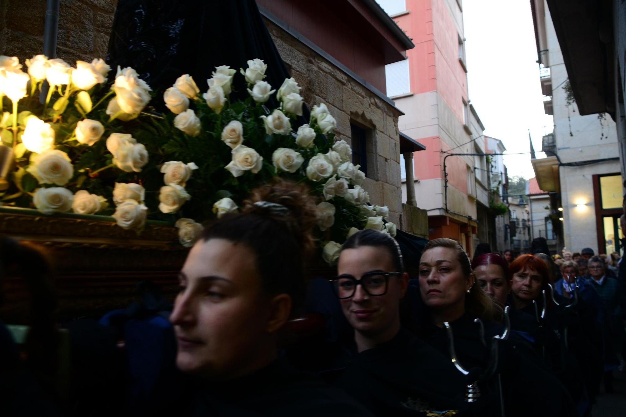 La procesión de la Soledad de María de Cangas venció a la lluvia