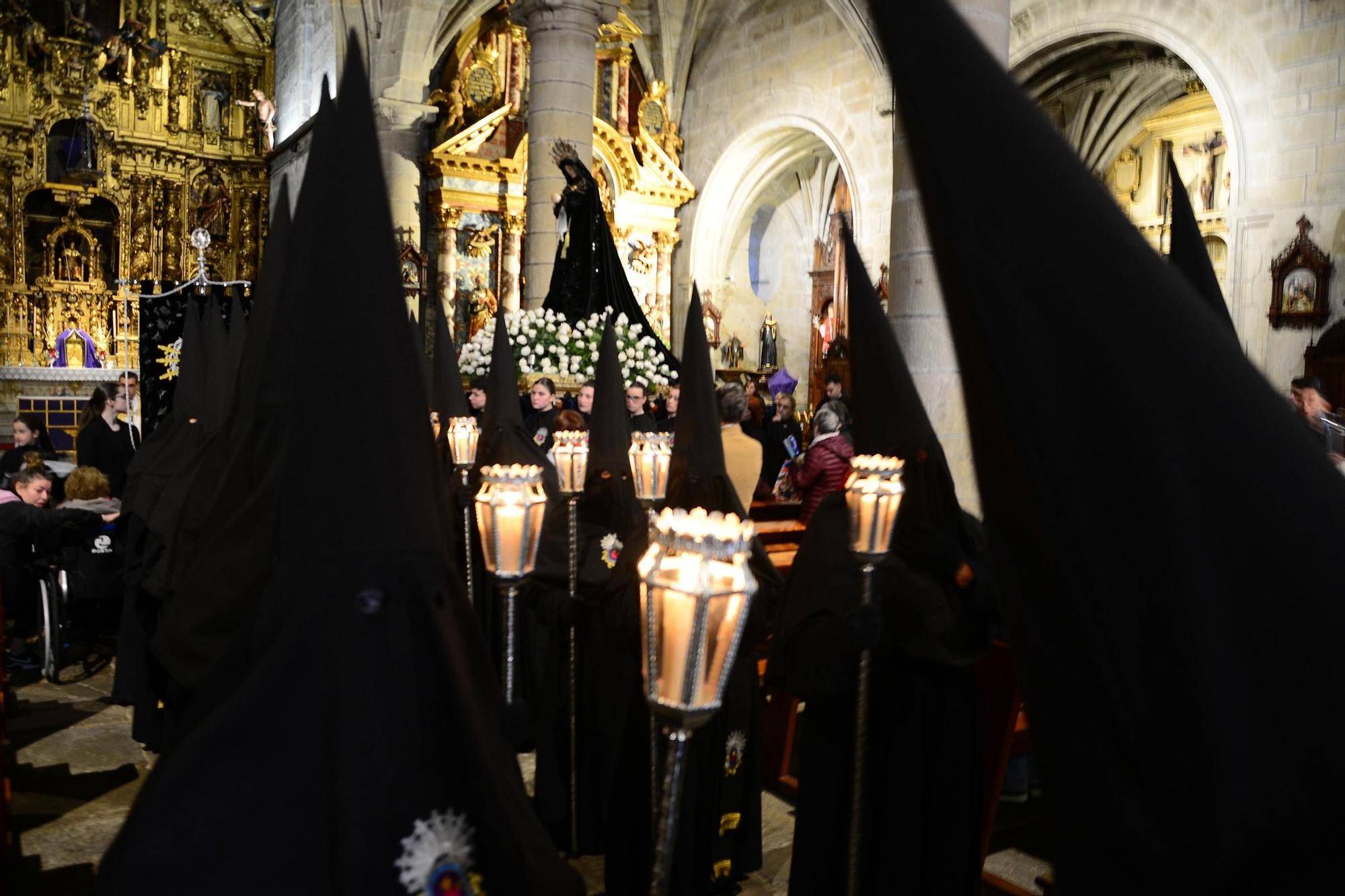 La procesión de la Soledad de María de Cangas venció a la lluvia