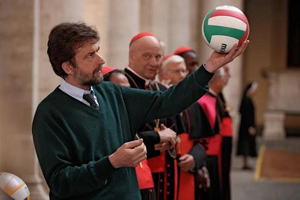 El italiano Nanni Moretti dirigió y protagonizó en 2011 ‘Habemus Papam’ en clave de comedia satírica sobre el encuentro de cardenales, obispos y arzobispos para decidir el sucesor del Papa fallecido.