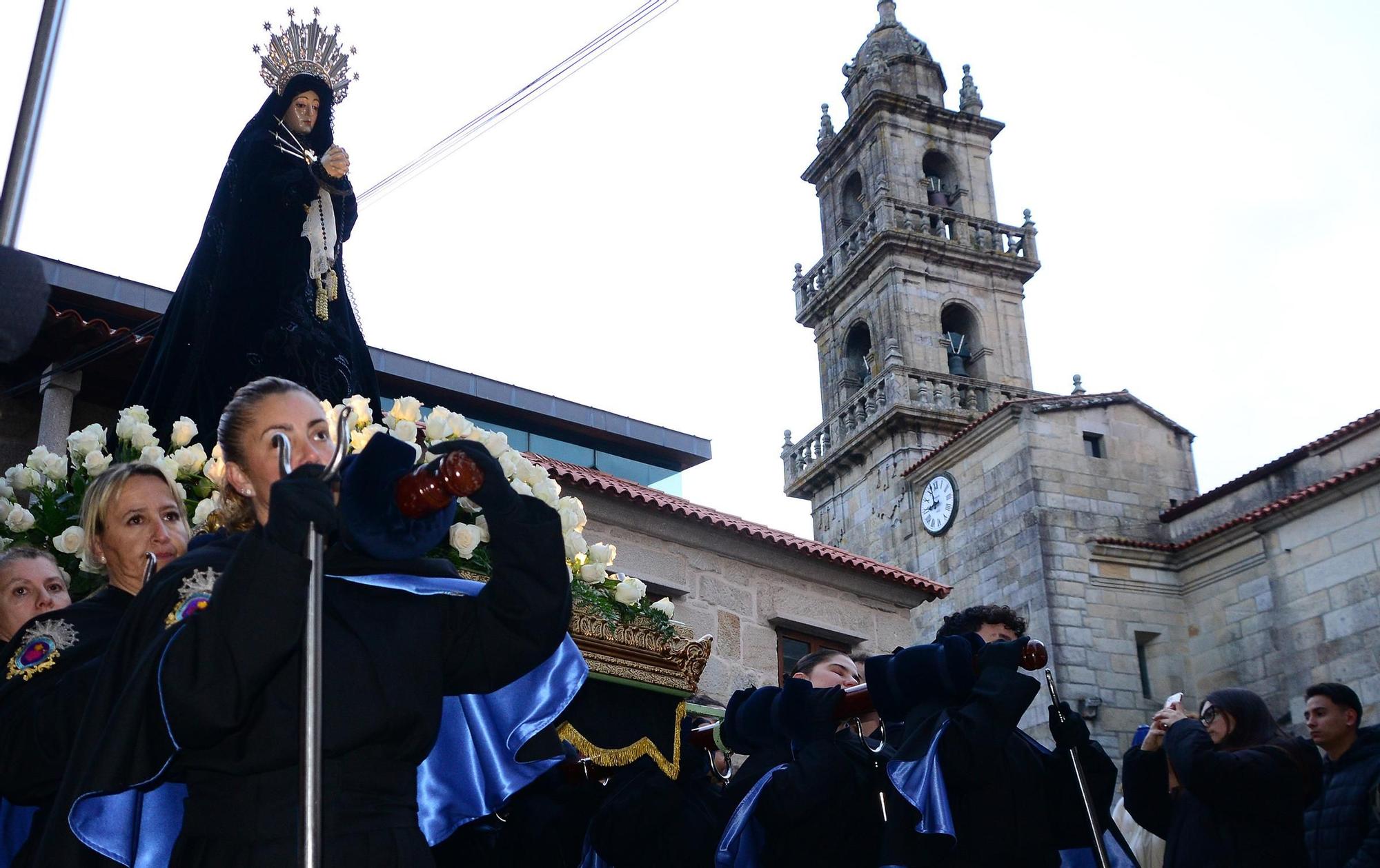 La procesión de la Soledad de María de Cangas venció a la lluvia