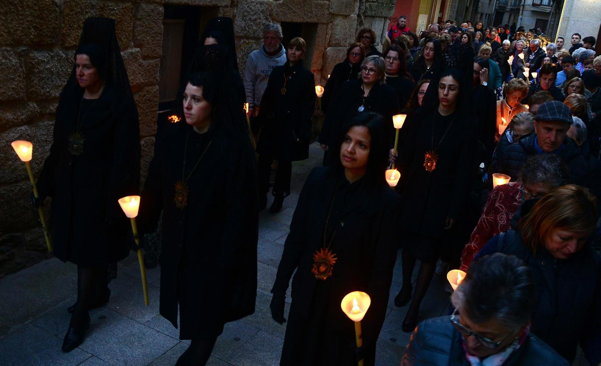 La procesión de la Soledad de María de Cangas venció a la lluvia