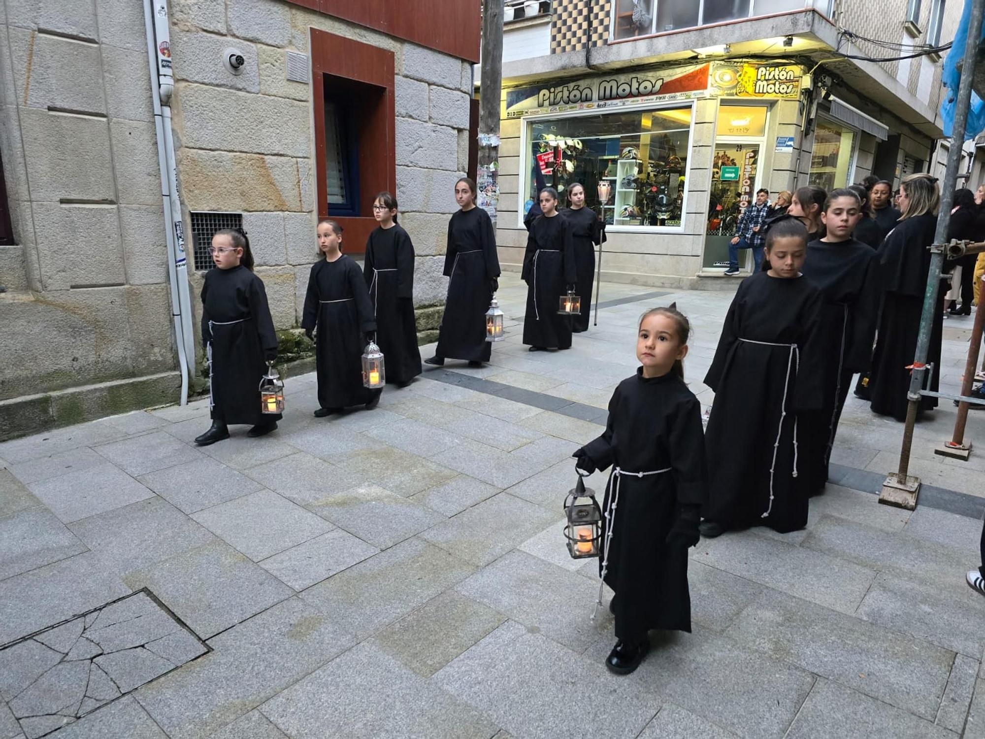 La procesión de la Soledad de María de Cangas venció a la lluvia