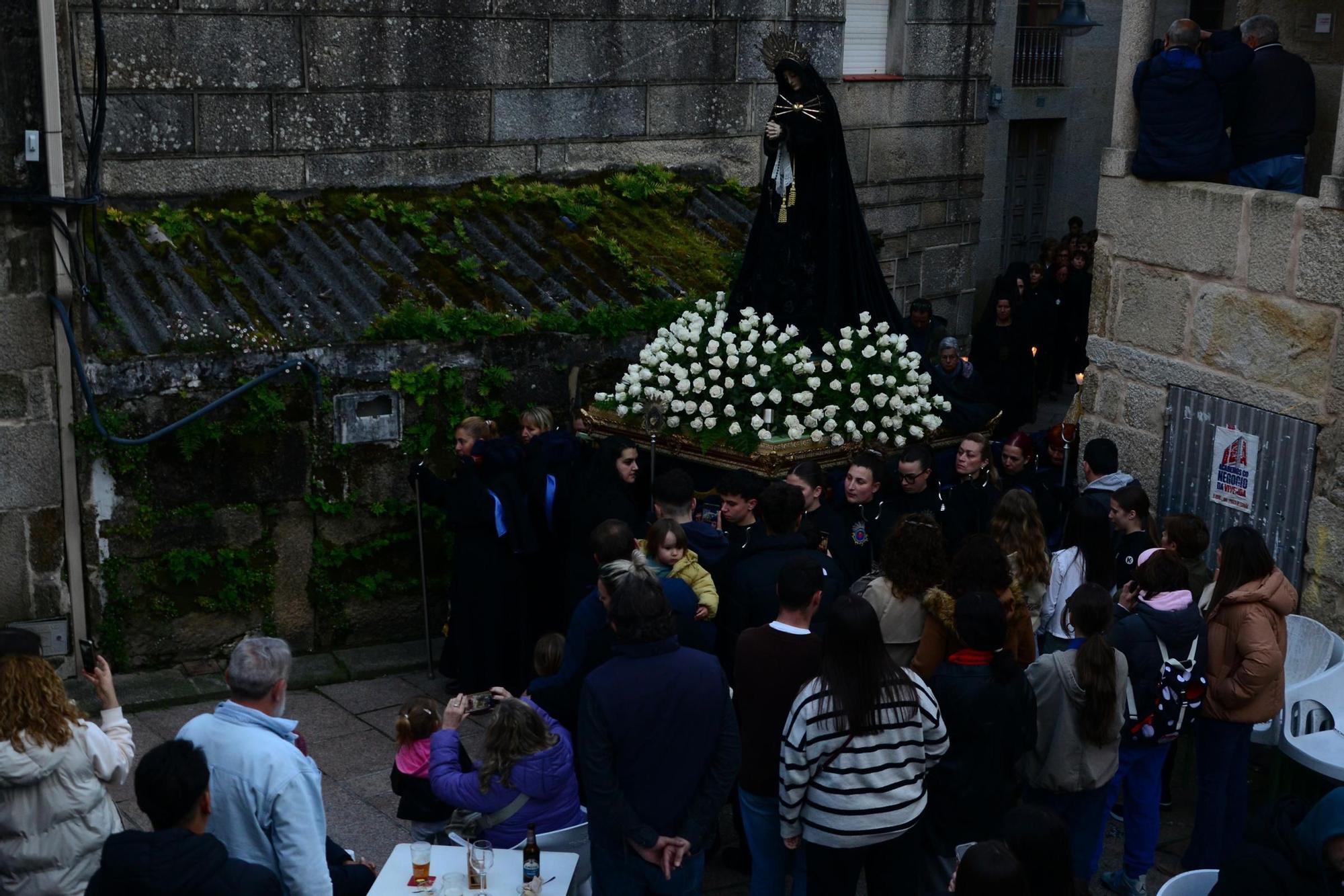 La procesión de la Soledad de María de Cangas venció a la lluvia